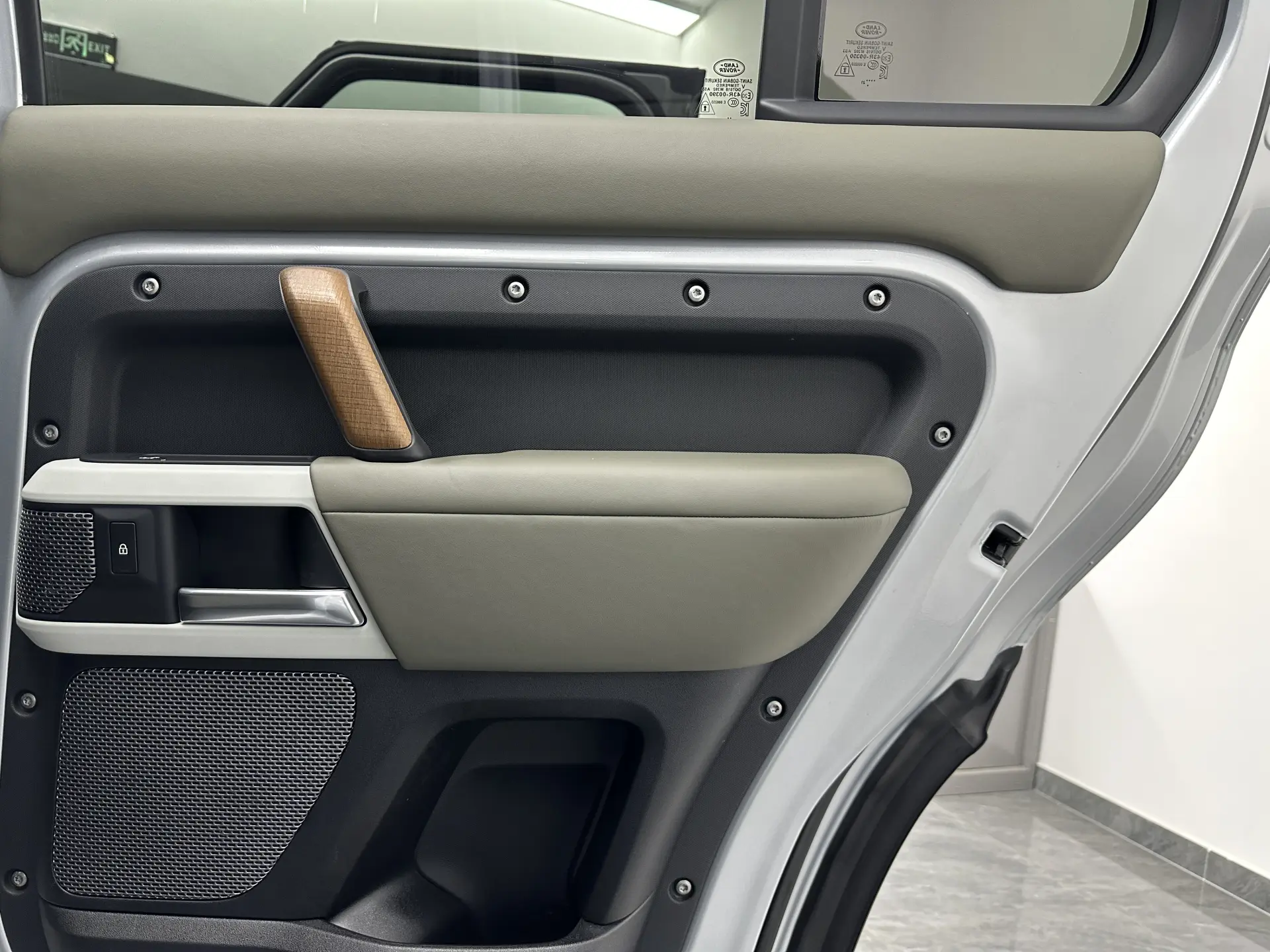 Land Rover Defender, 2021 25