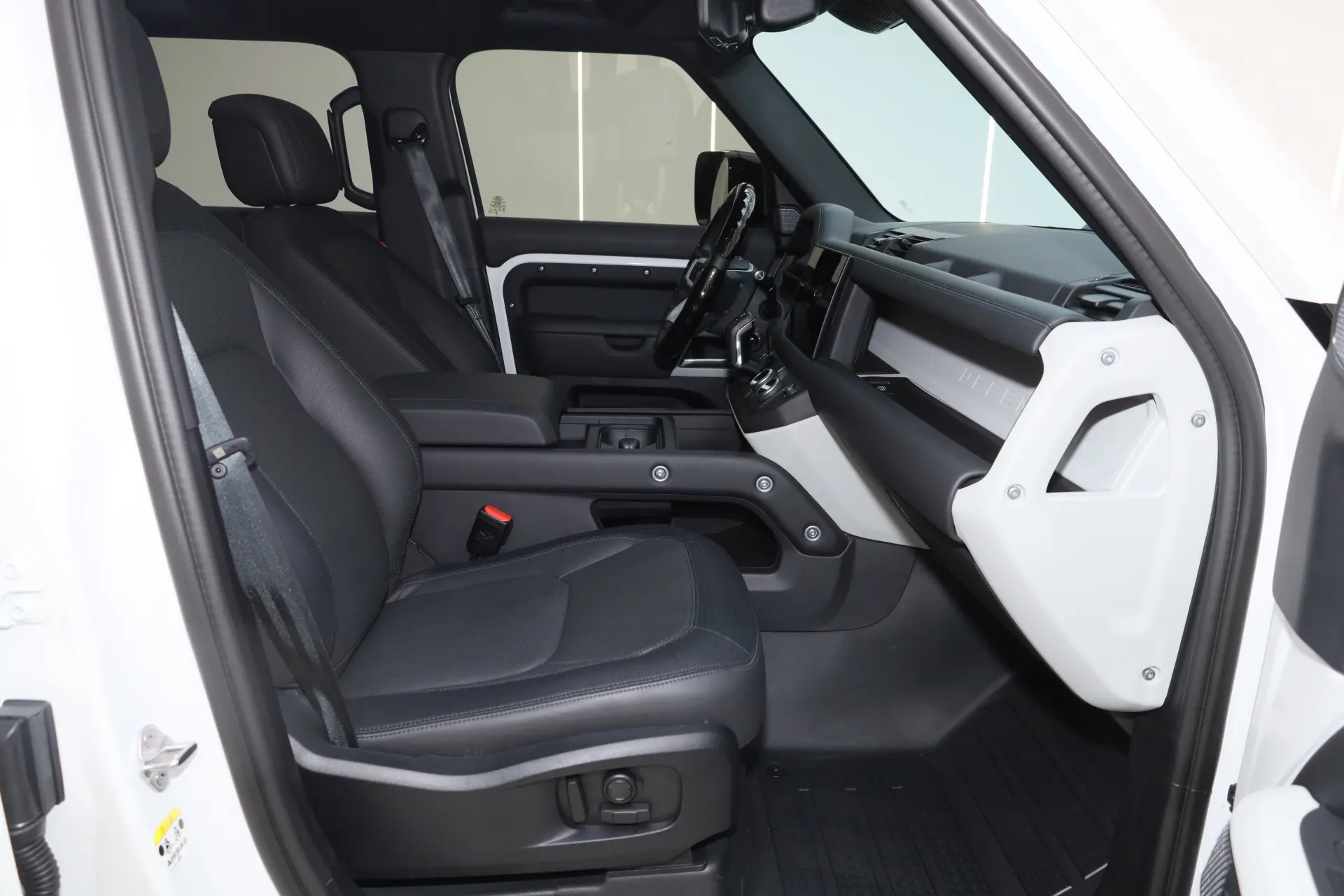 Land Rover Defender, 2024 18