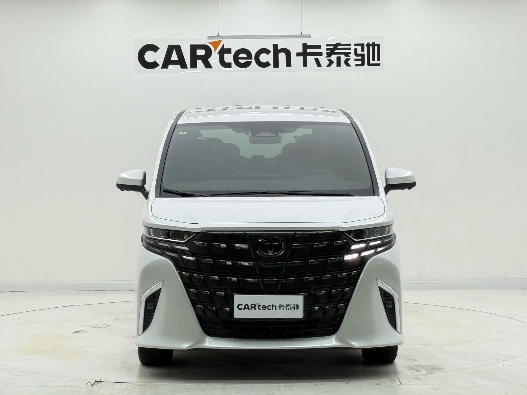 Toyota Alphard, 2023 3