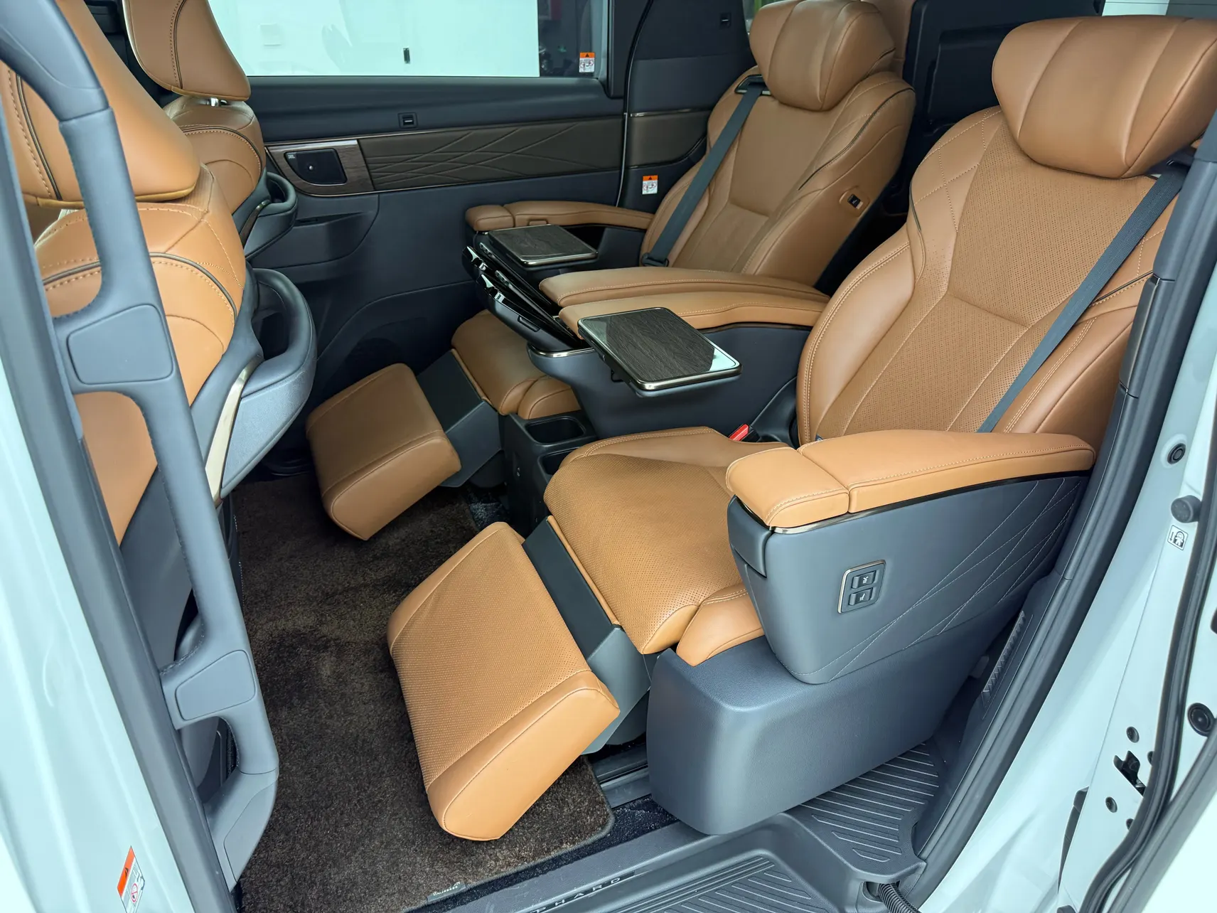 Toyota Alphard, 2023 22