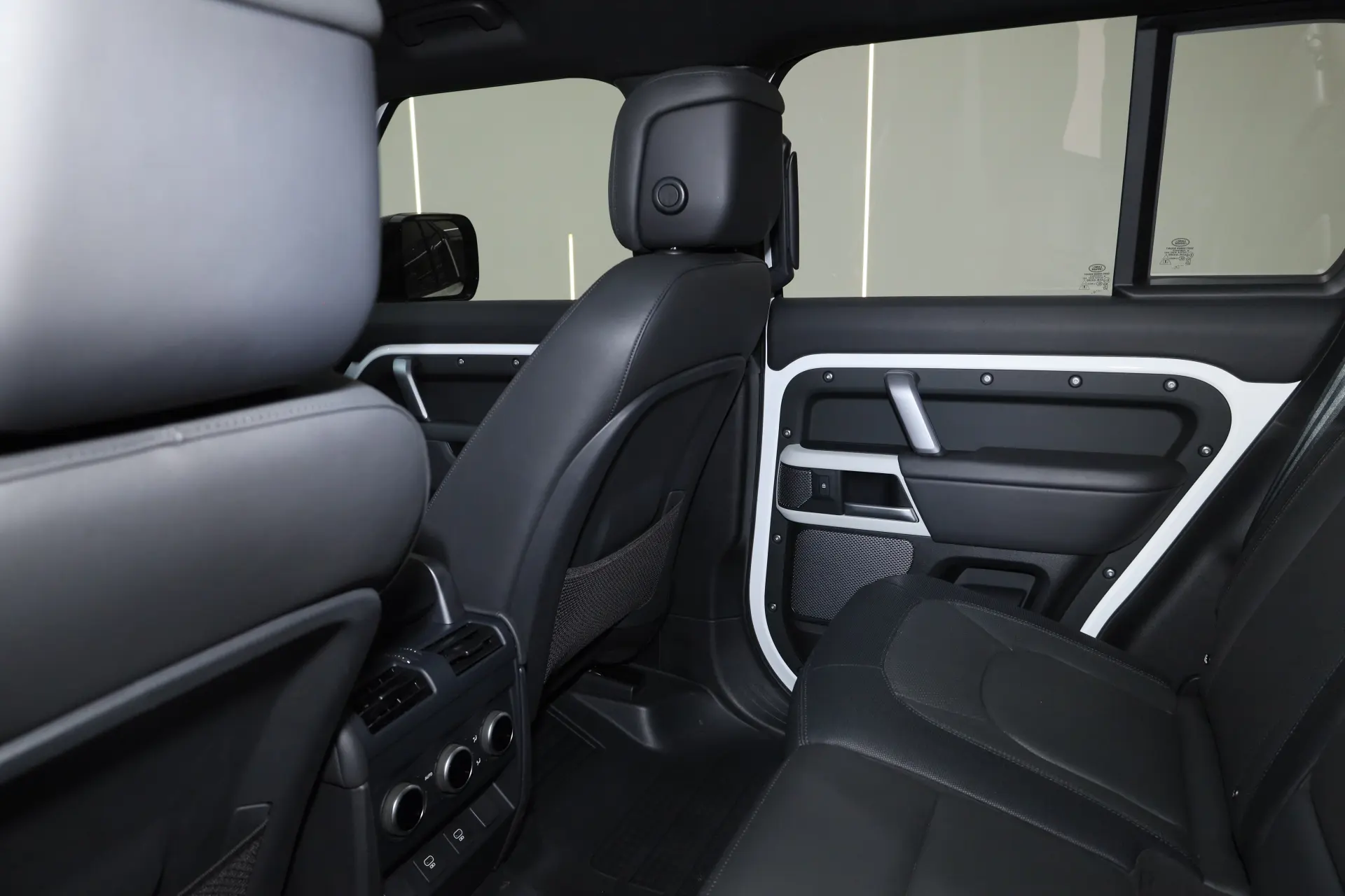 Land Rover Defender, 2024 19