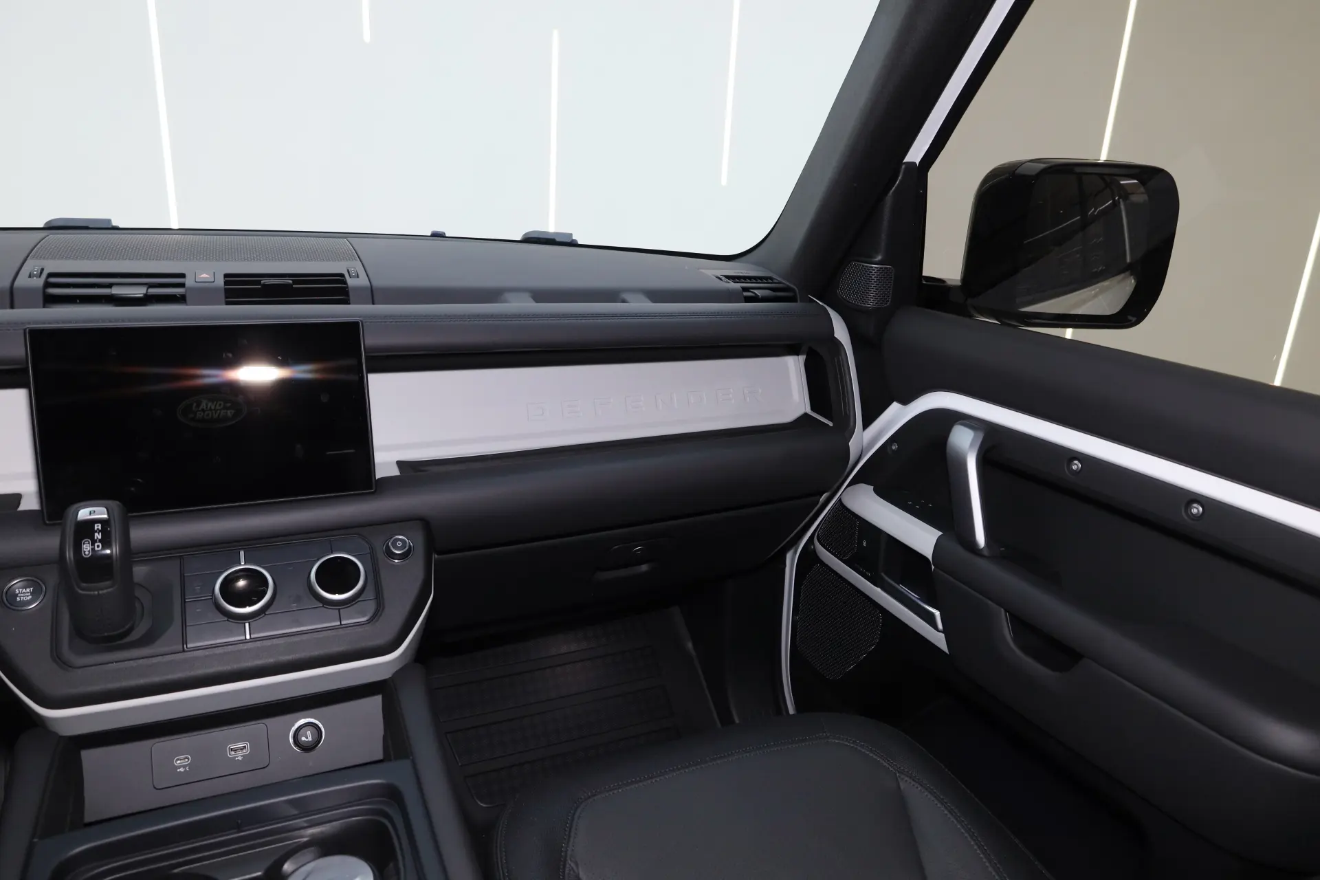 Land Rover Defender, 2024 28