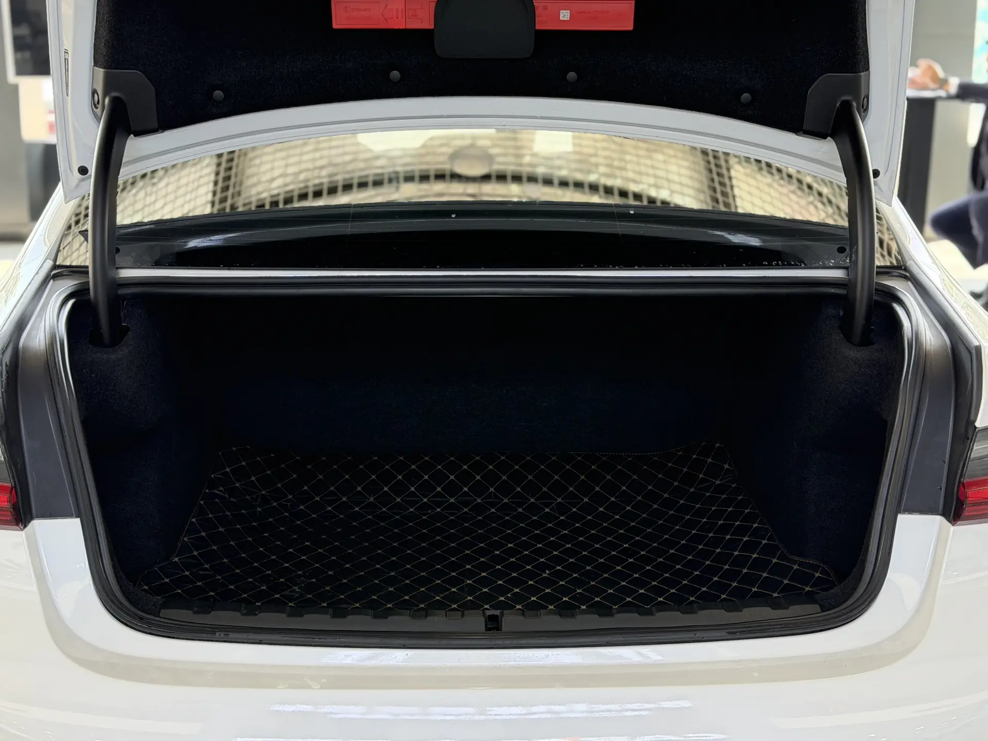 BMW 325Li, 2023 28