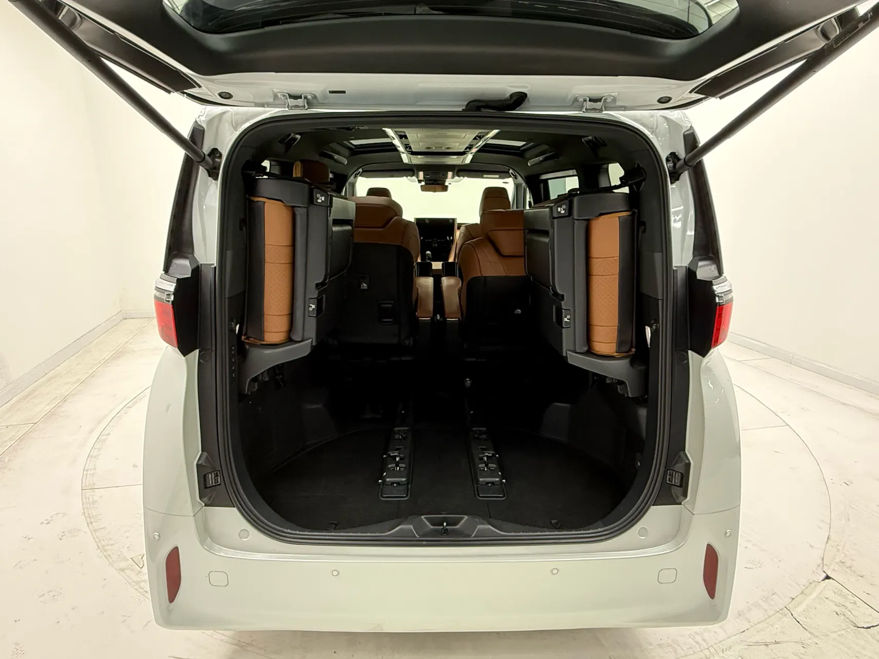 Toyota Alphard, 2023 11