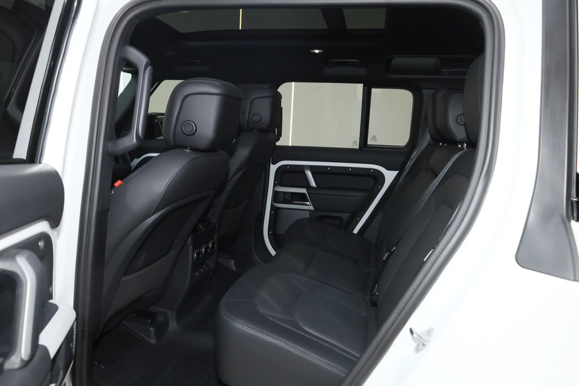 Land Rover Defender, 2024 24