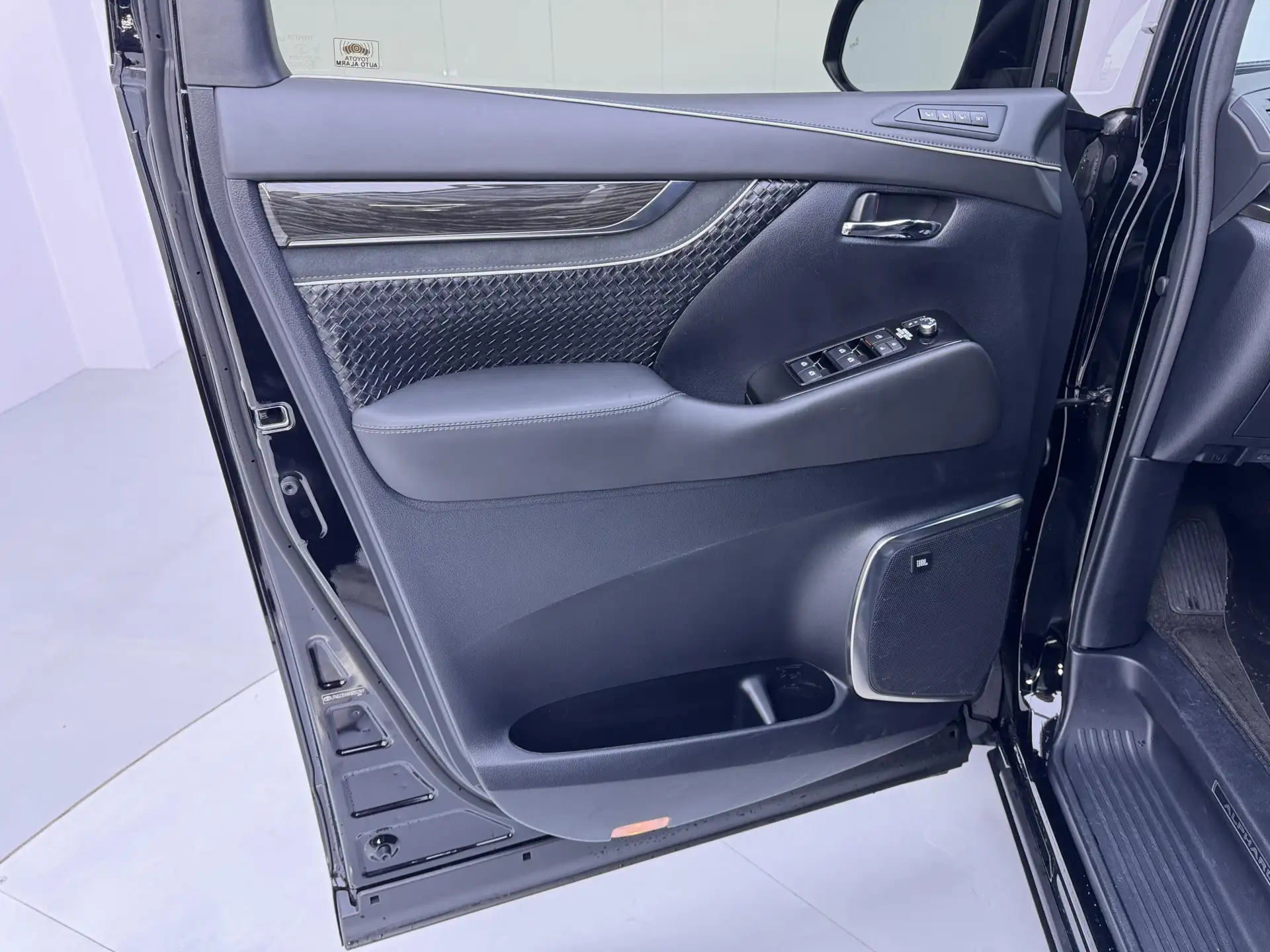 Toyota Alphard, 2019 17
