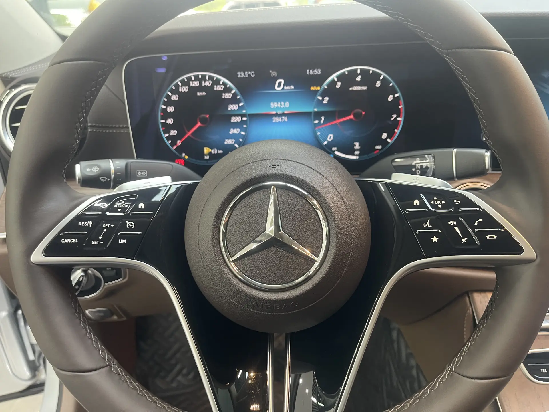 Mercedes-Benz E 300 L, 2024 14