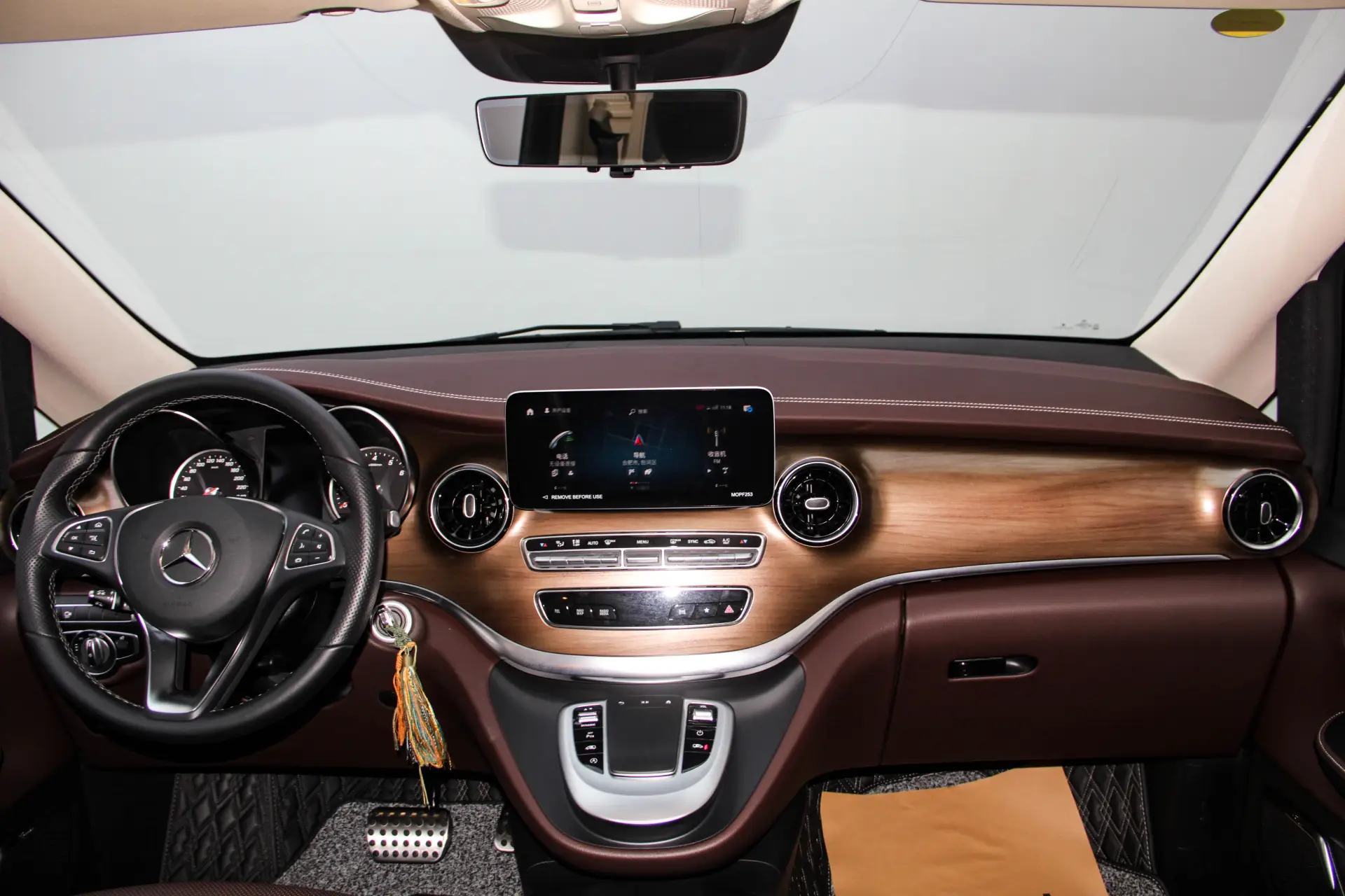 Mercedes-Benz V, 2023 23