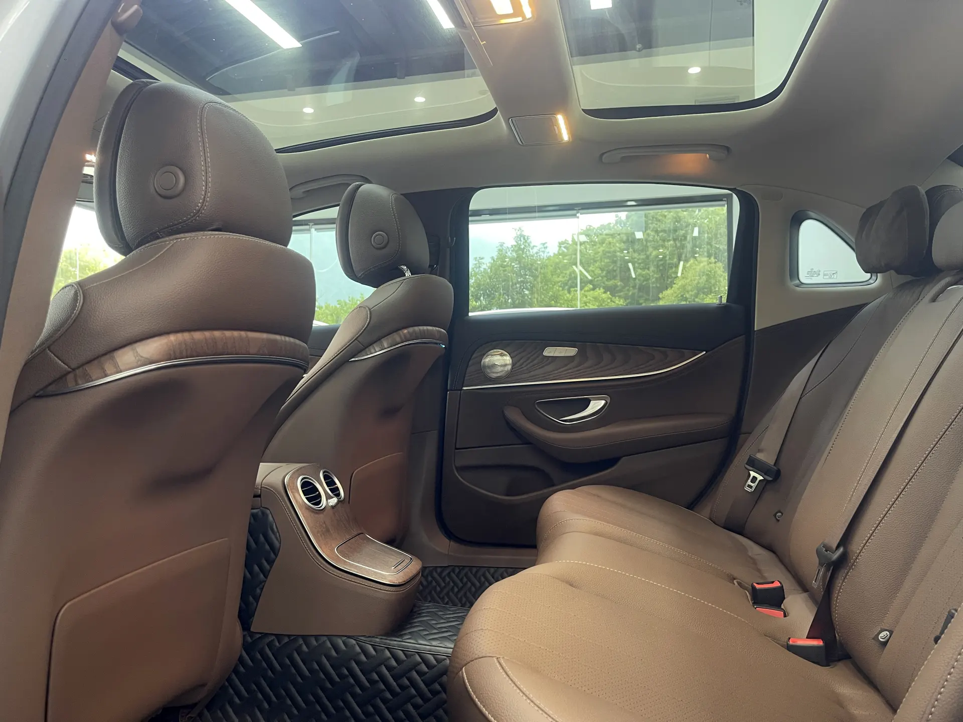 Mercedes-Benz E 300 L, 2024 19