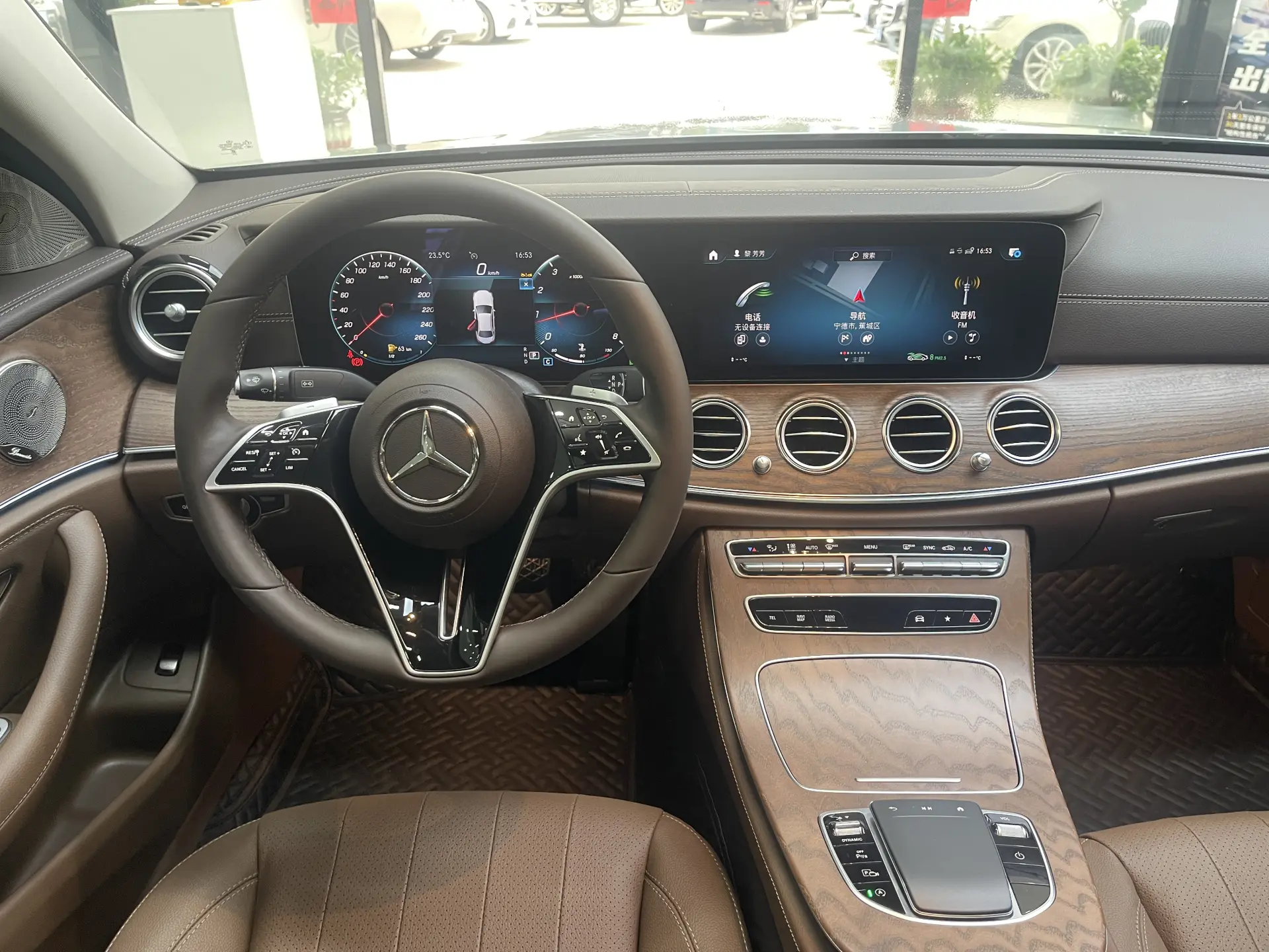 Mercedes-Benz E 300 L, 2024 13