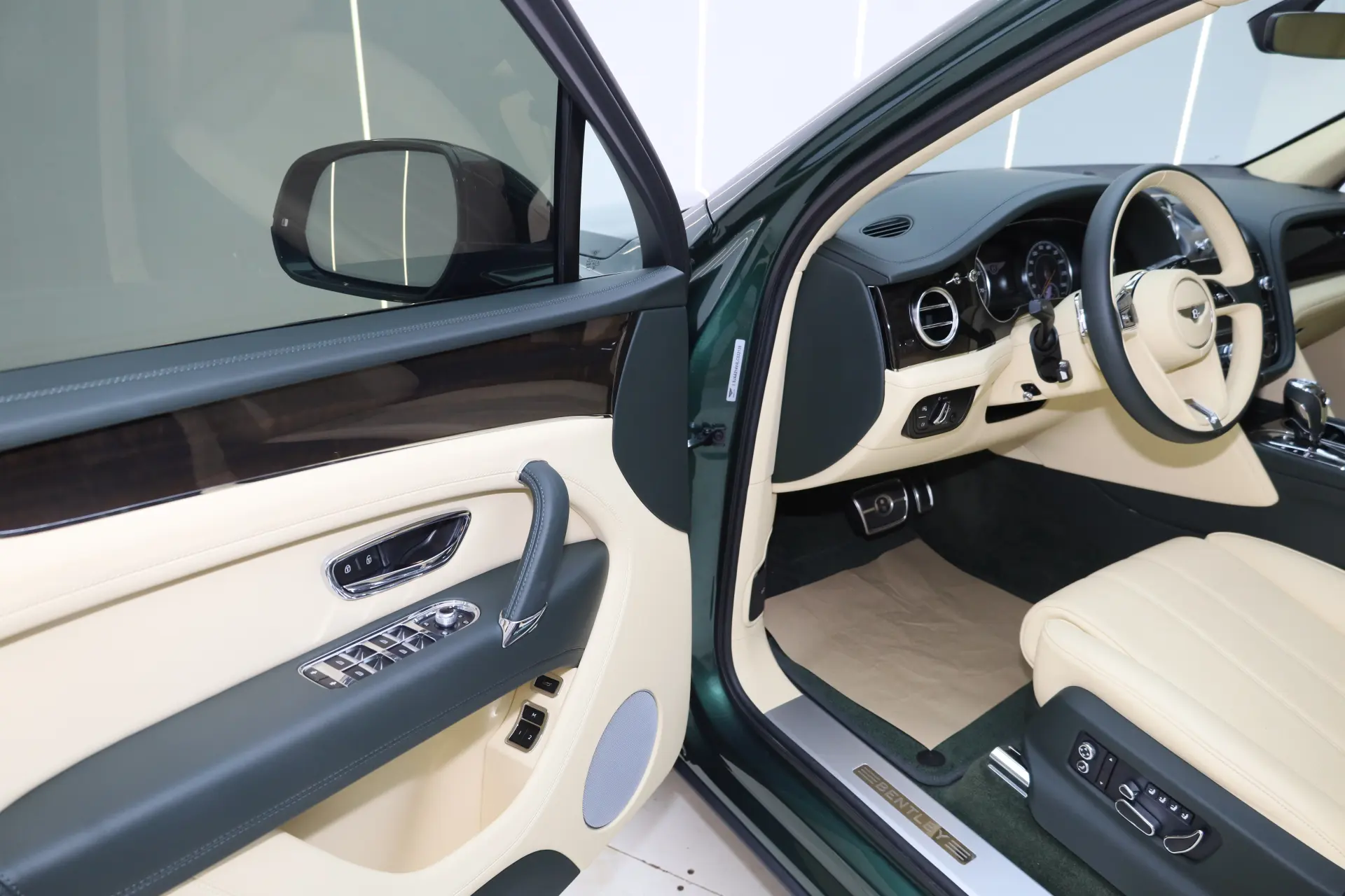 Bentley Bentayga, 2020 27