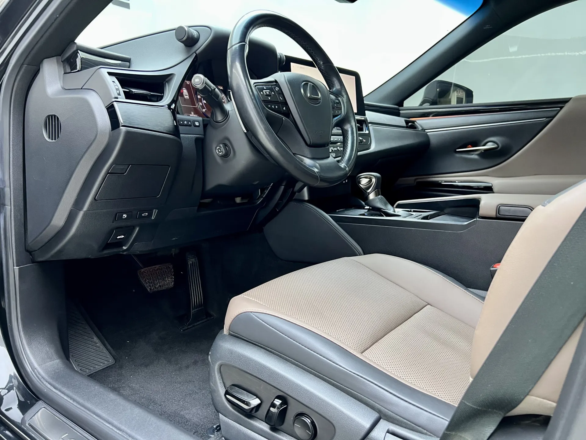 Lexus ES 200, 2022 16