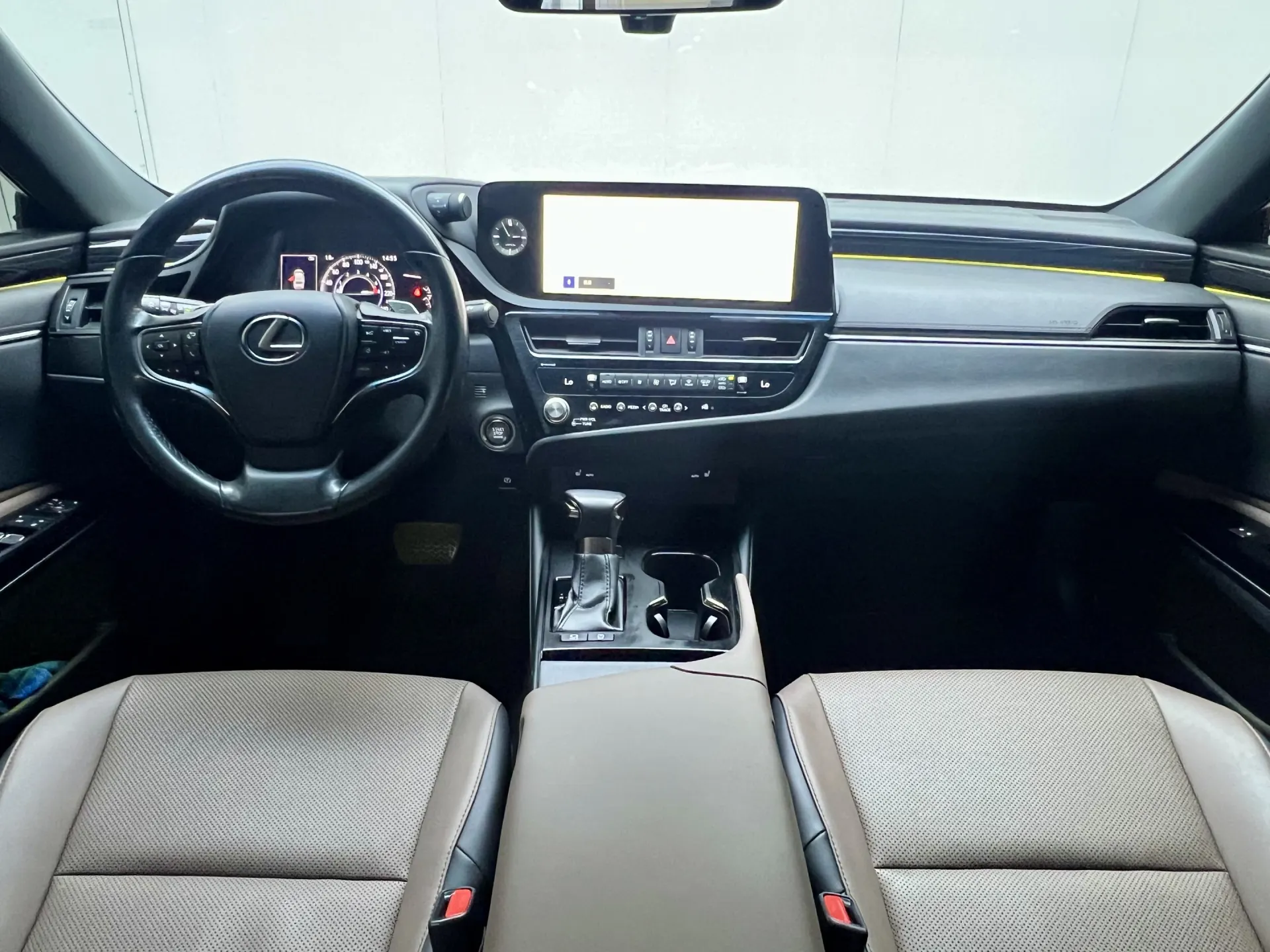 Lexus ES 200, 2022 13