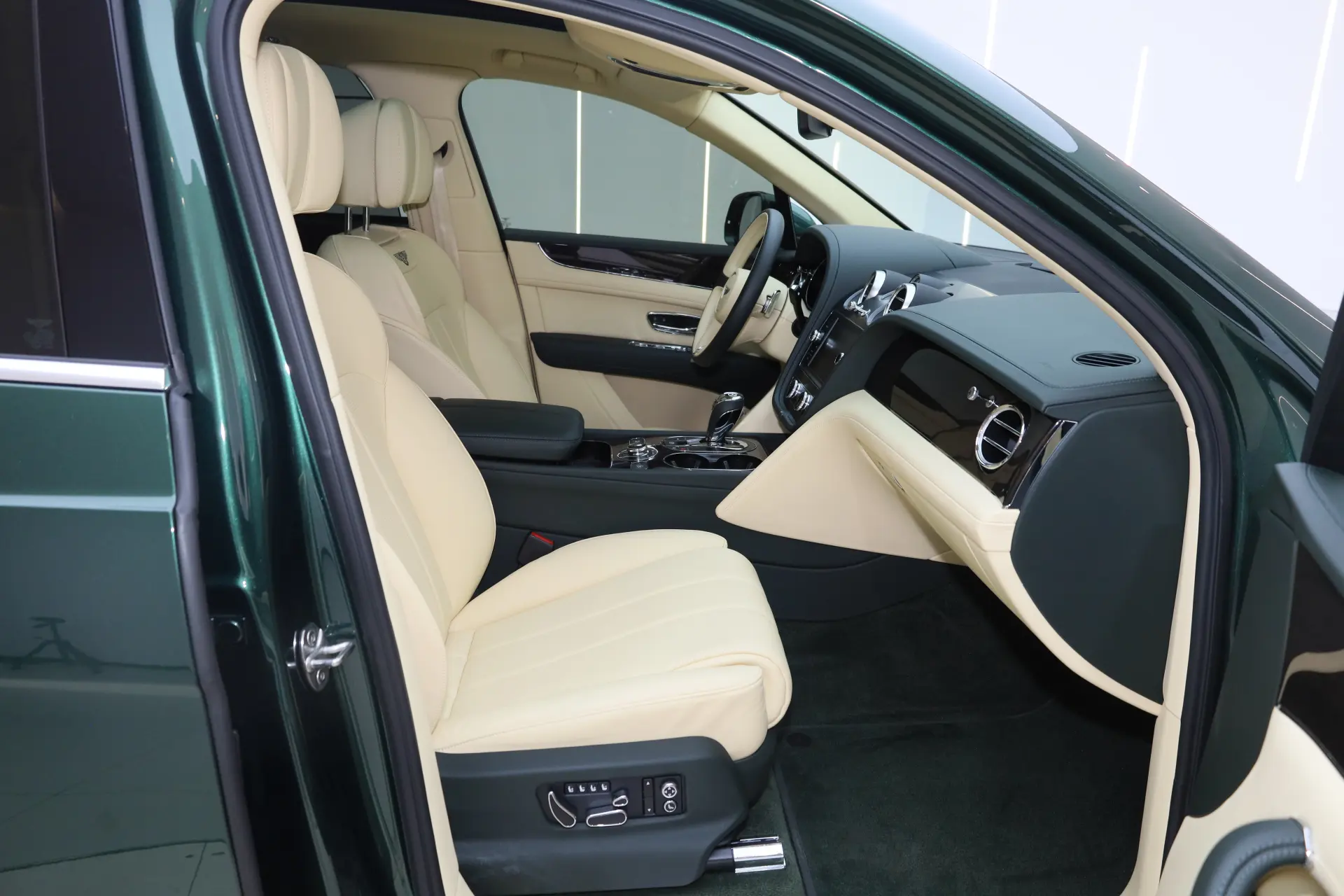 Bentley Bentayga, 2020 19