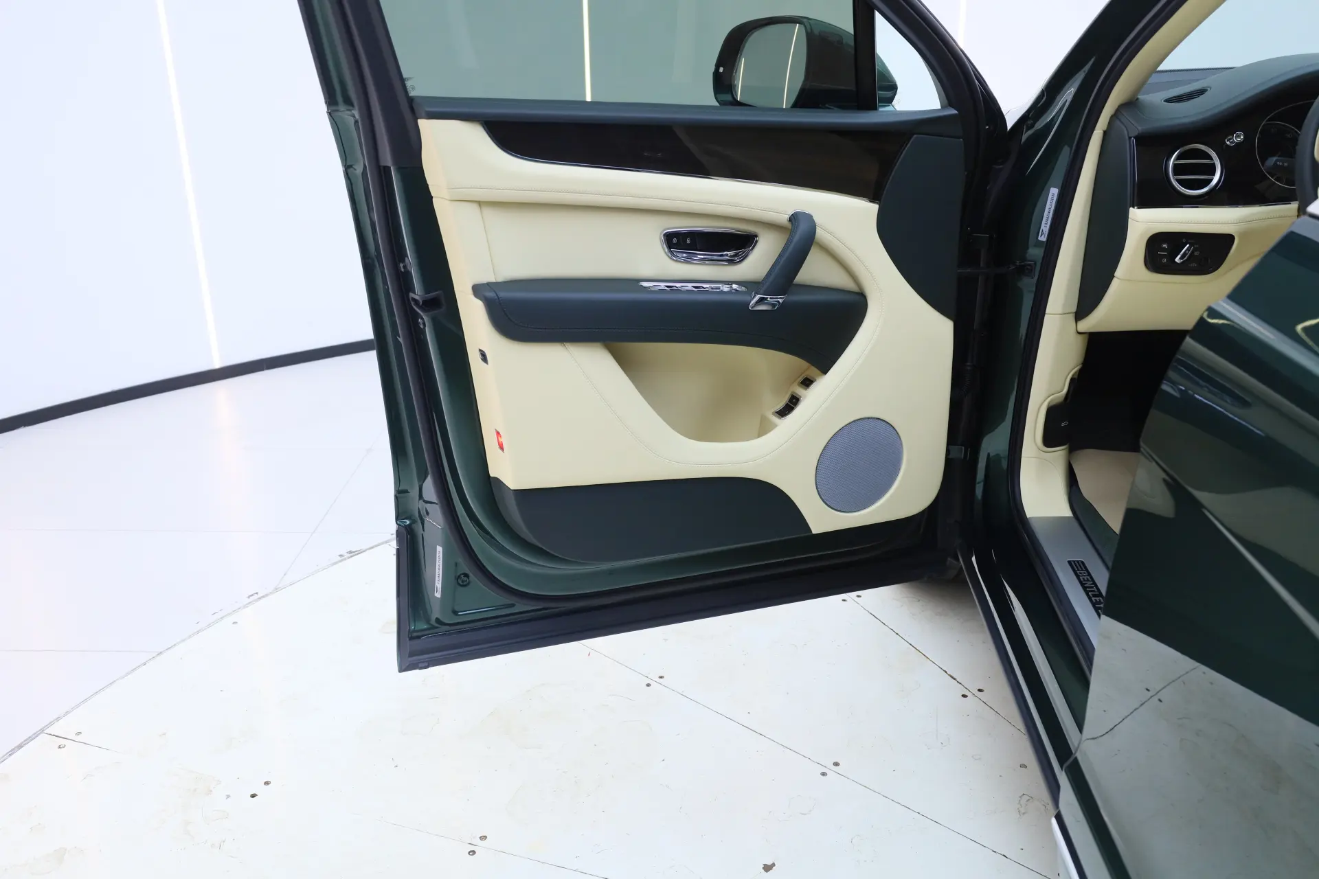 Bentley Bentayga, 2020 28