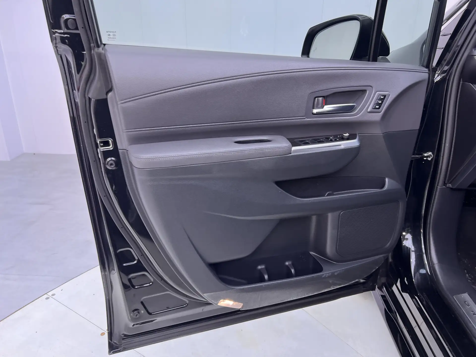 Toyota Granvia, 2023 16