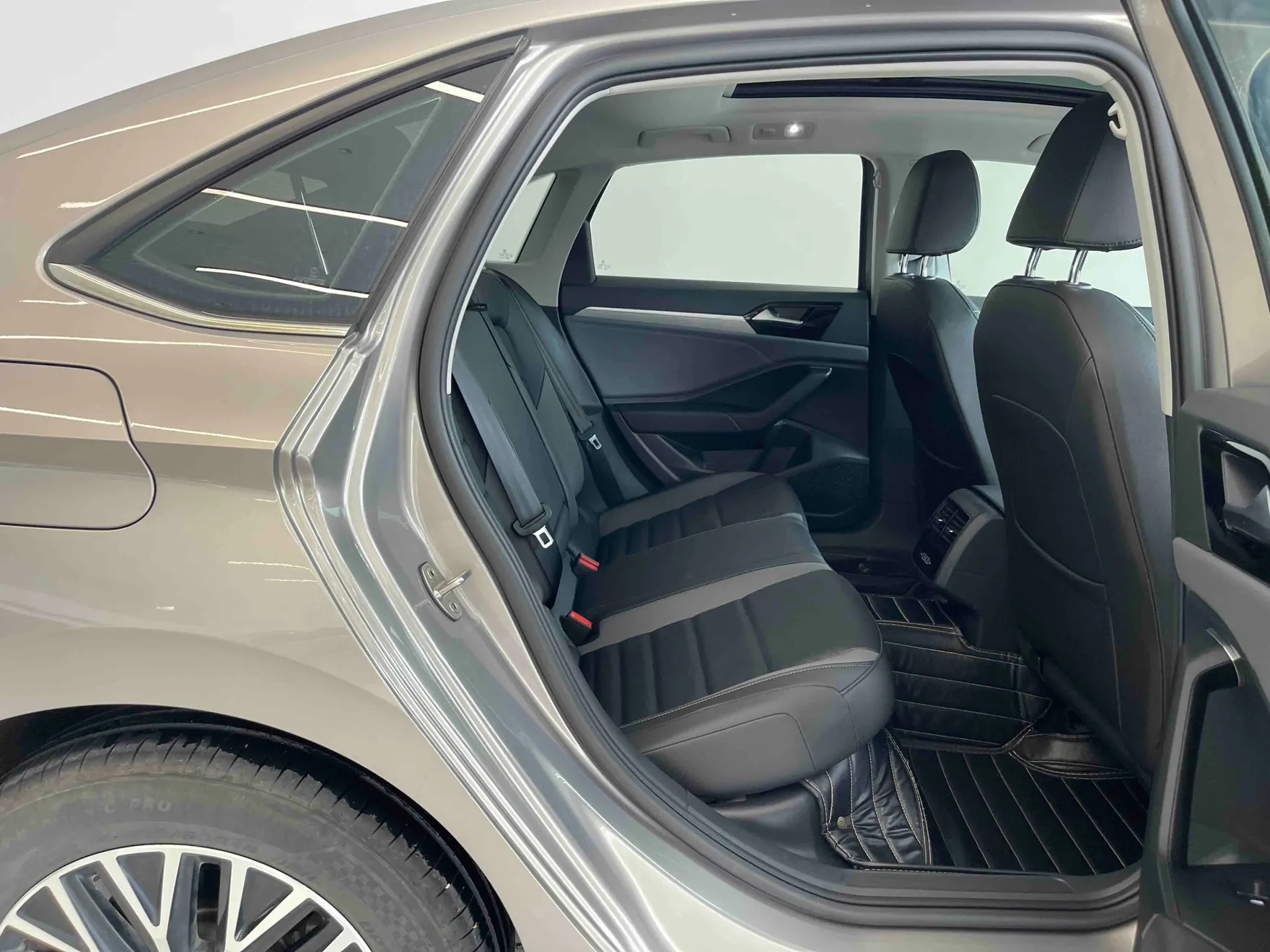 Volkswagen Sagitar, 2020 14