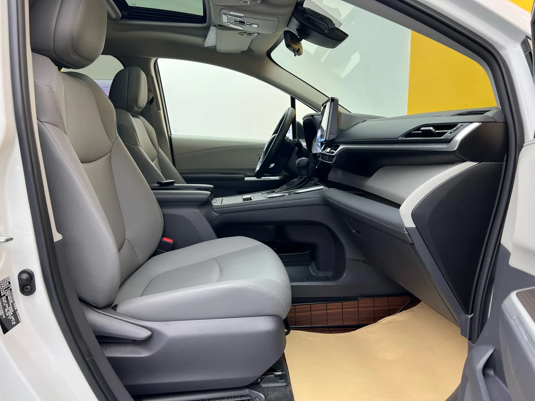 Toyota Granvia, 2024 18