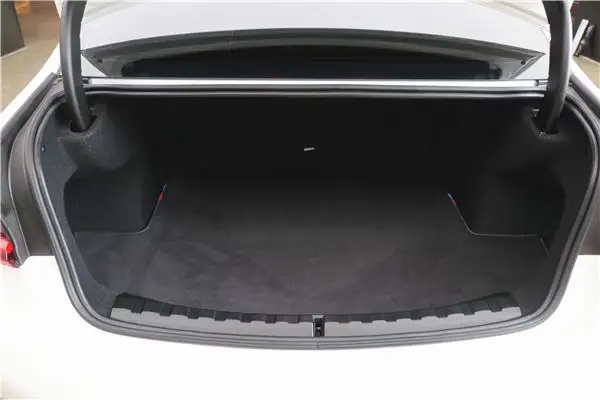 BMW 325Li, 2024 26