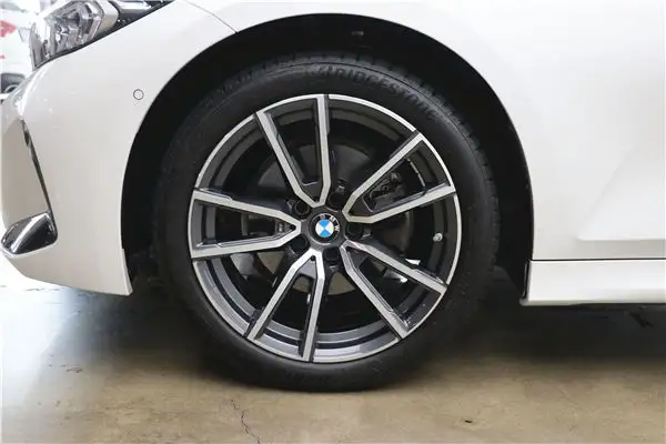 BMW 325Li, 2024 29