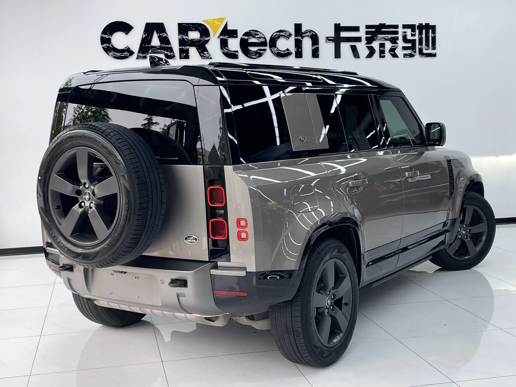 Land Rover Defender, 2022 3