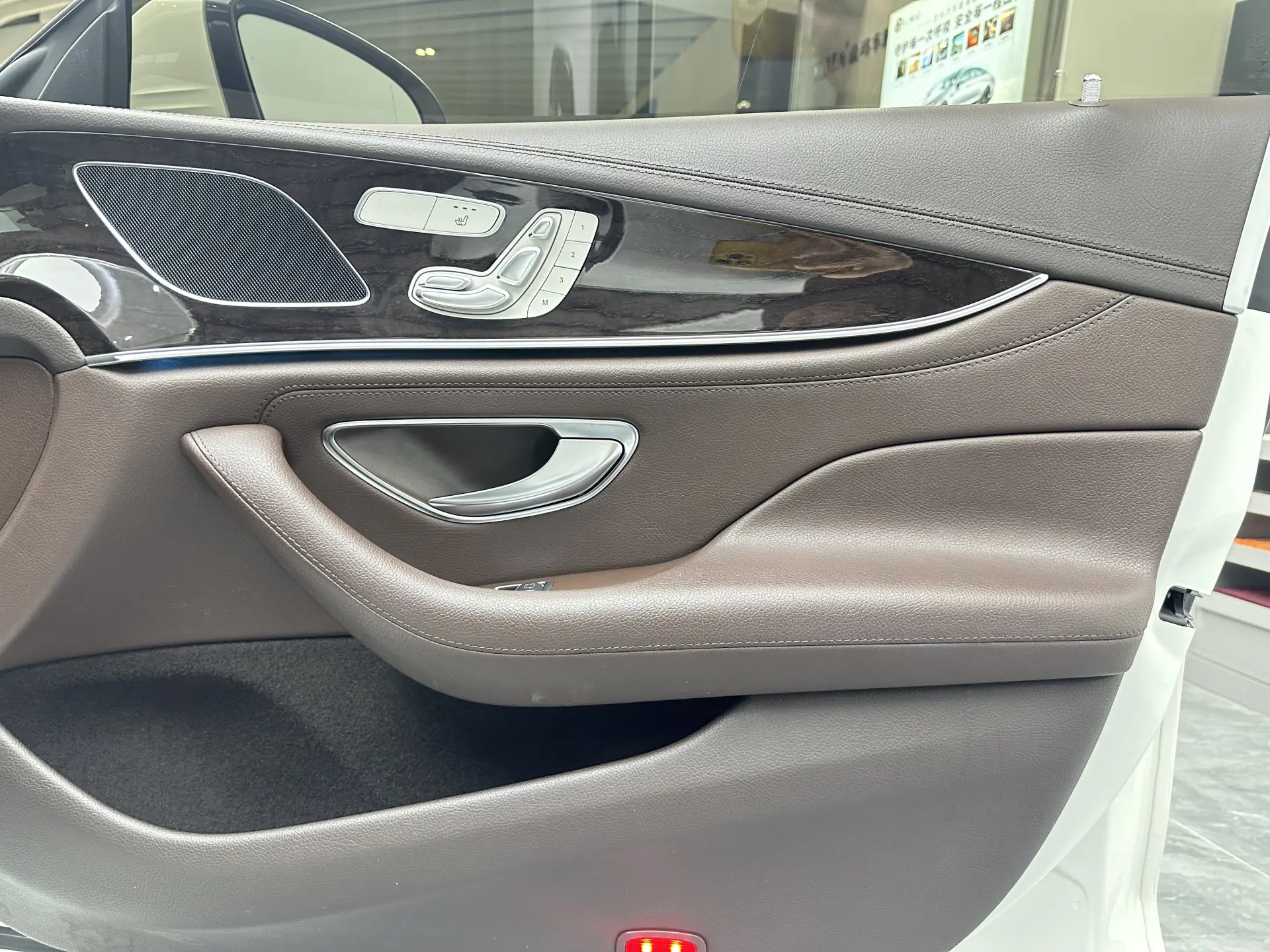 Mercedes-Benz CLS 300, 2020 36