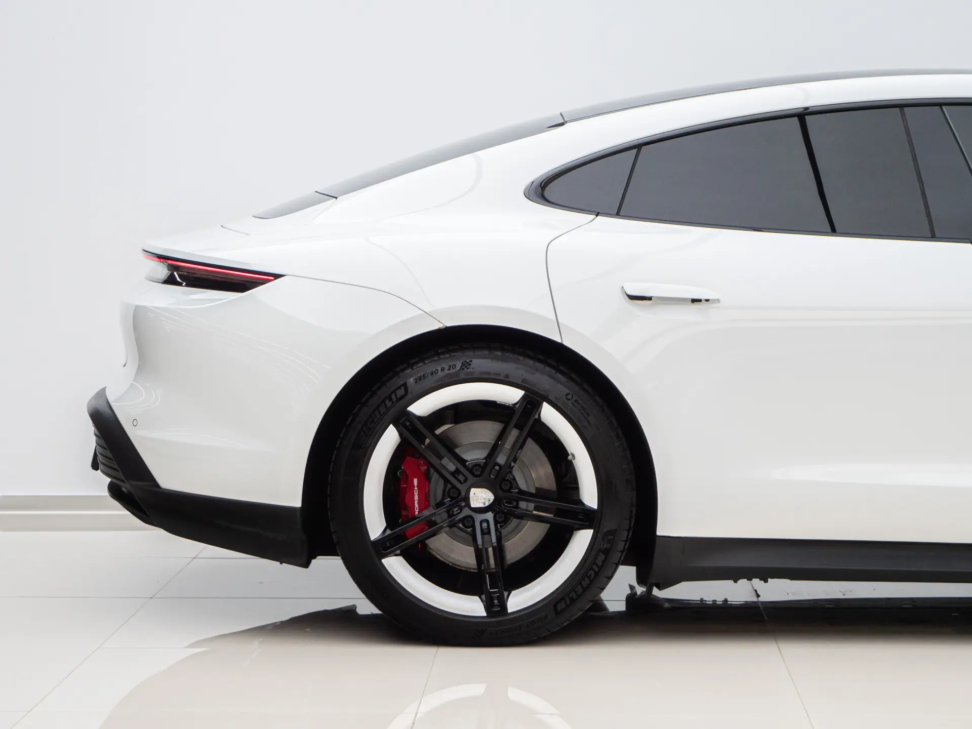 Porsche Taycan, 2023 10