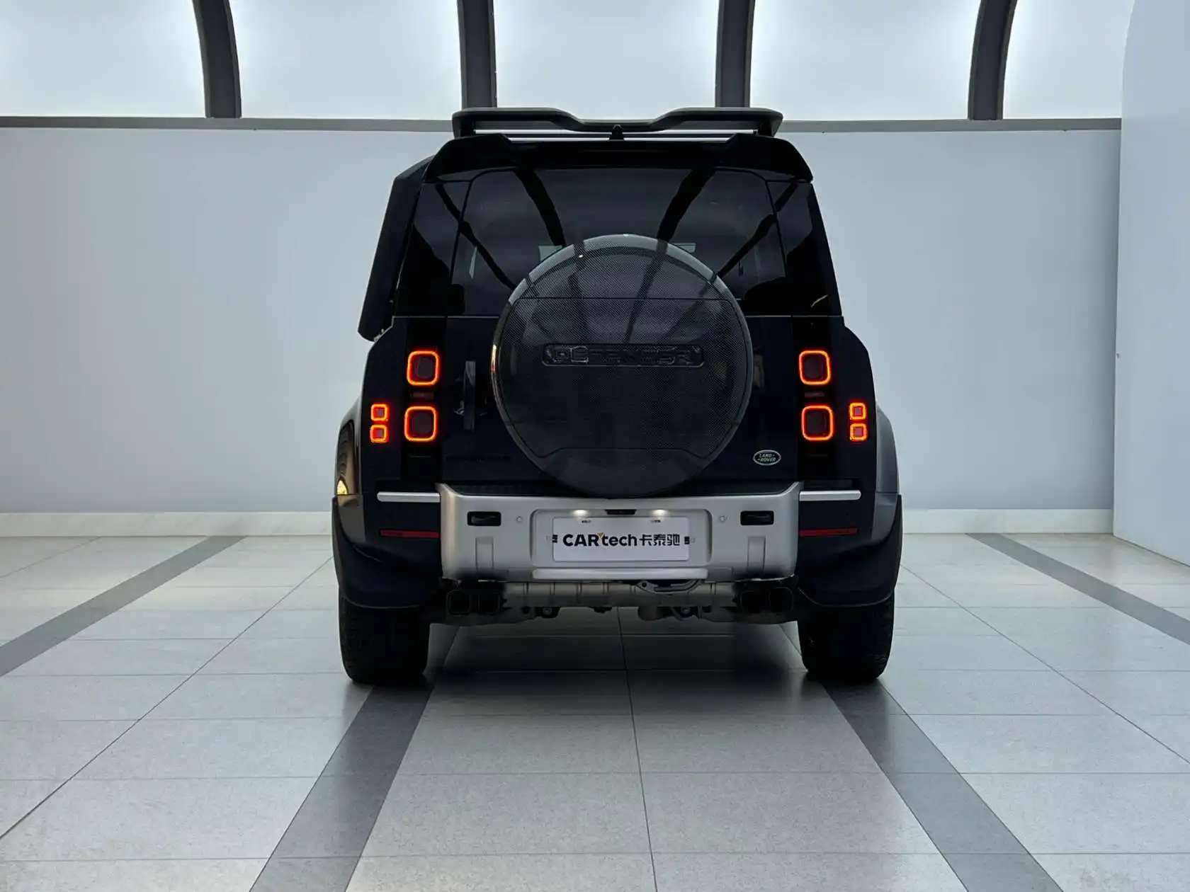 Land Rover Defender, 2023 3