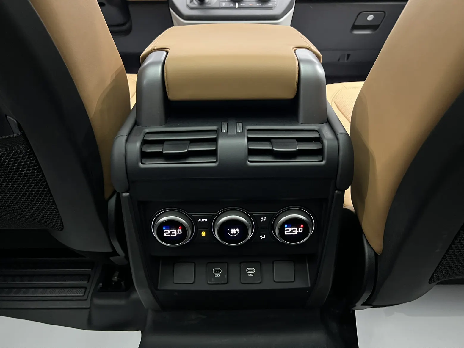 Land Rover Defender, 2024 24