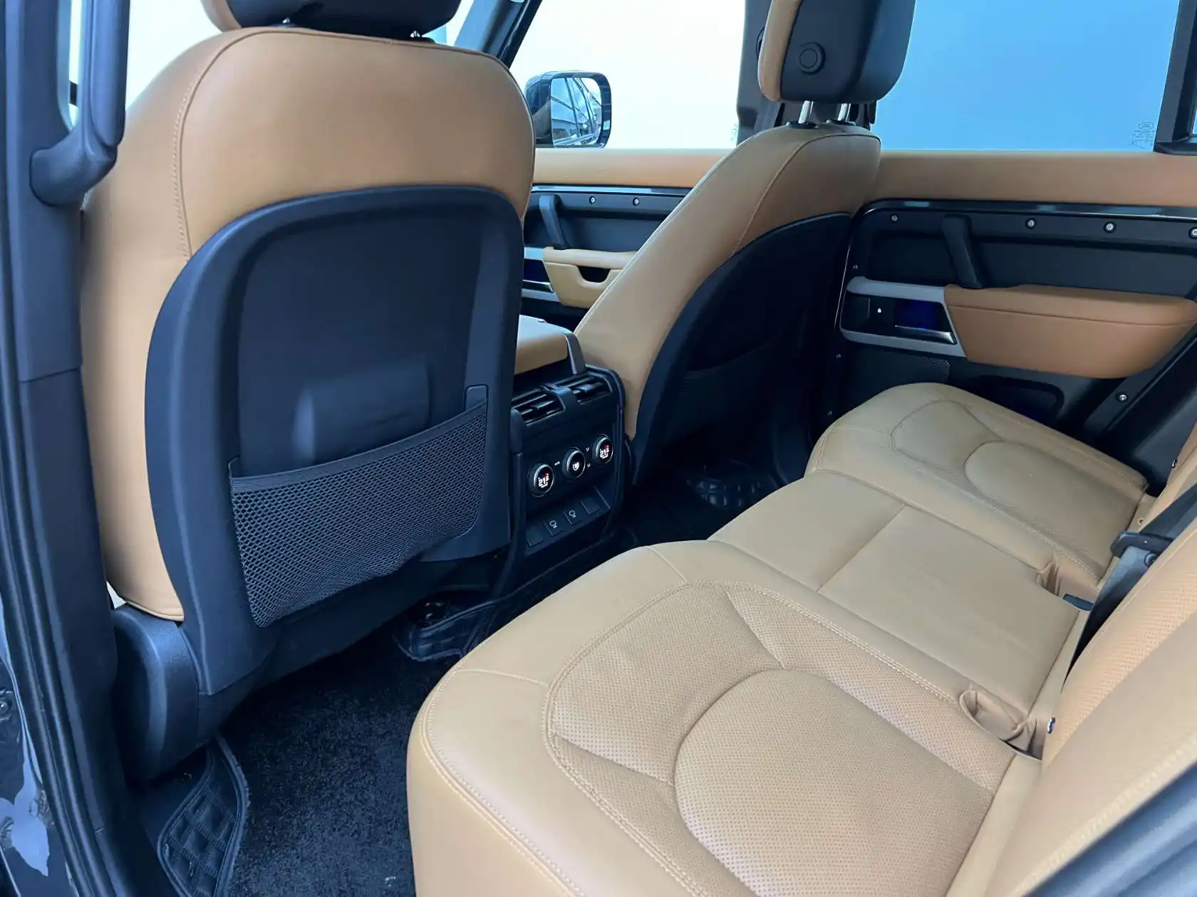 Land Rover Defender, 2023 15