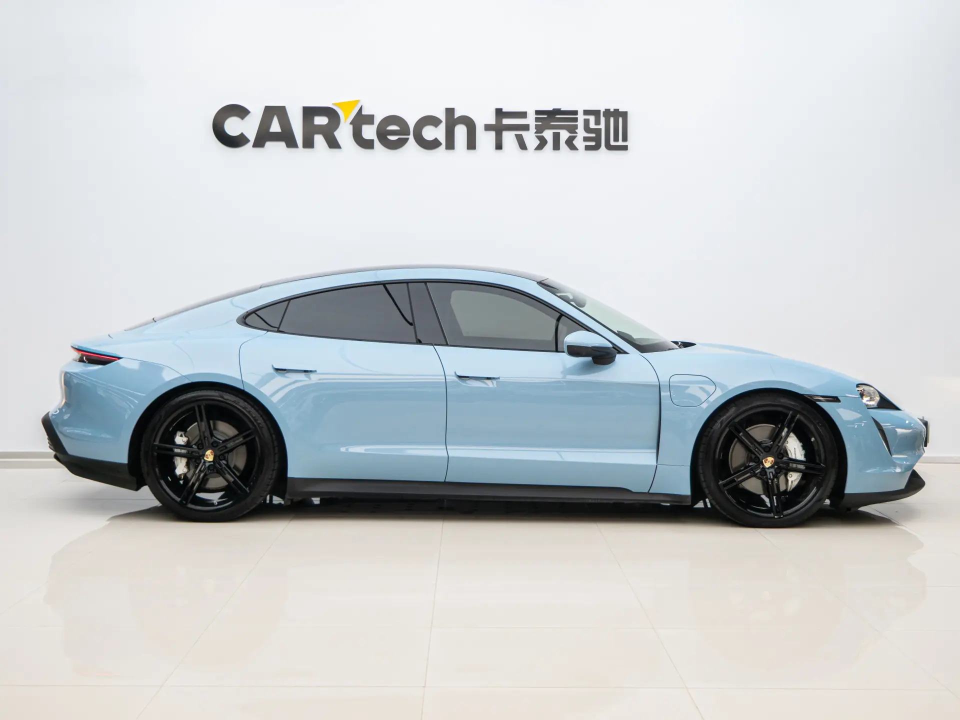 Porsche Taycan, 2023 3