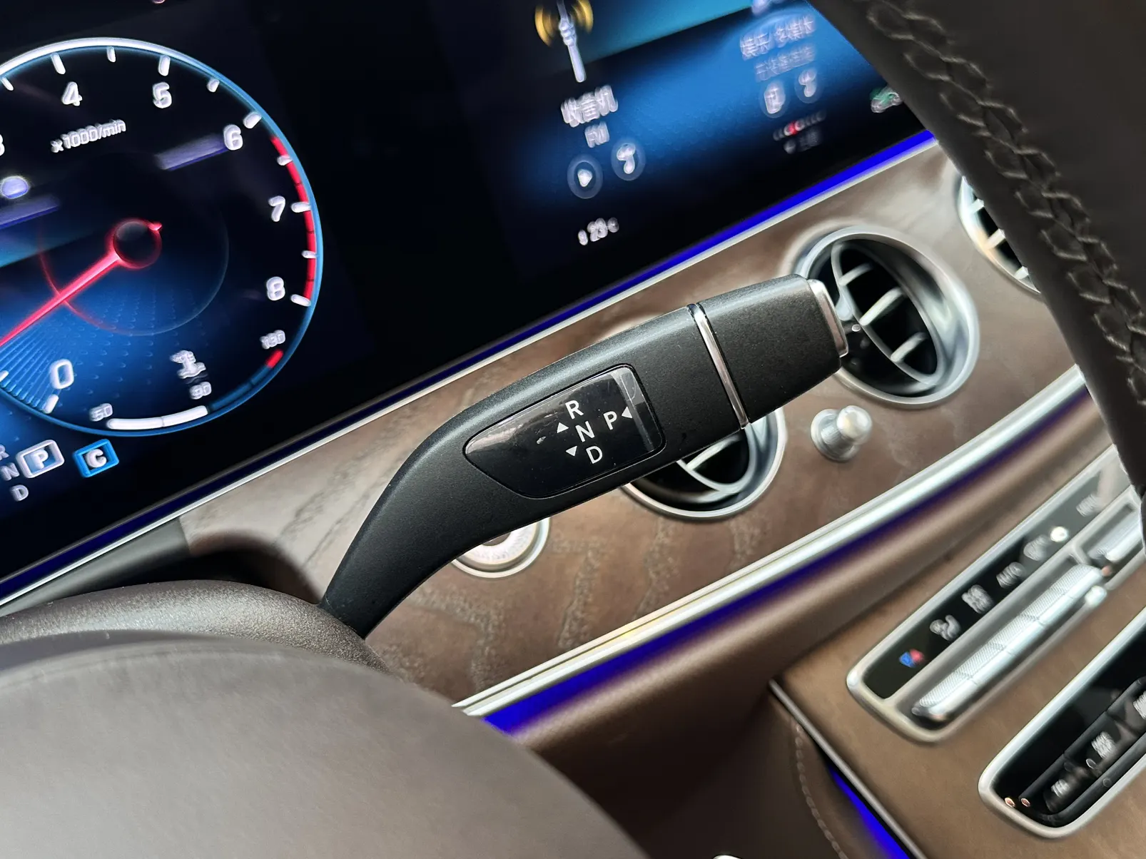 Mercedes-Benz E 300 L, 2022 18