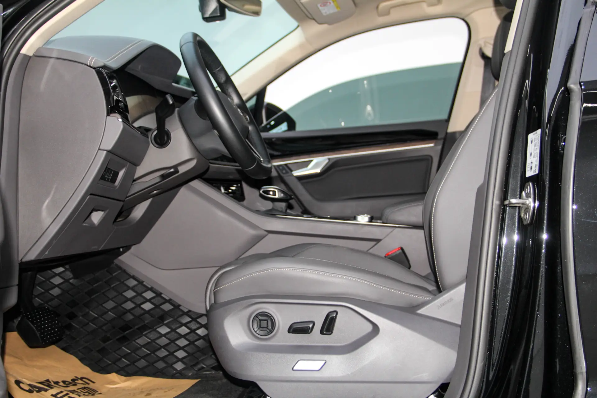 Volkswagen Touareg, 2023 23
