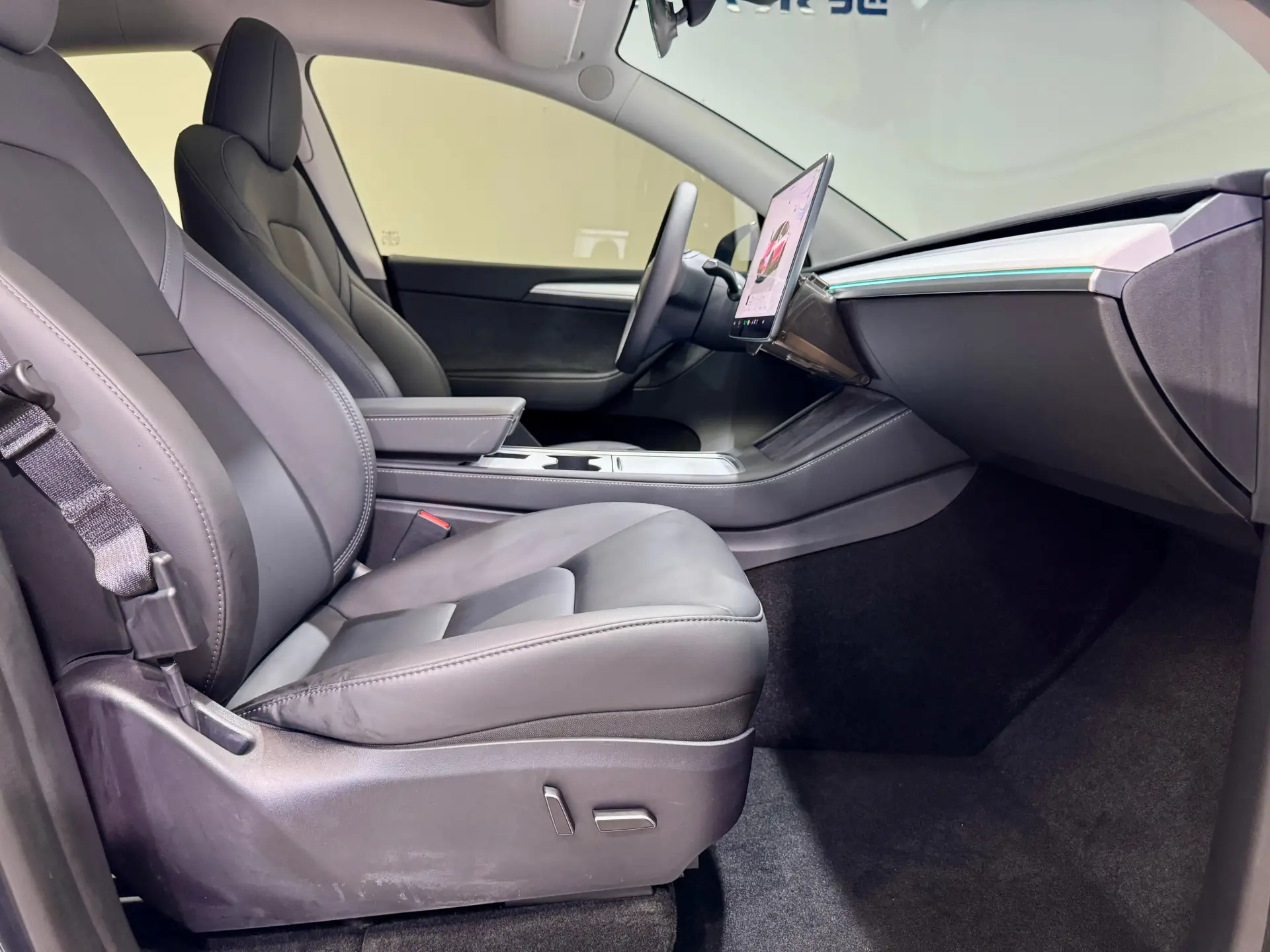 Tesla Model Y, 2025 8