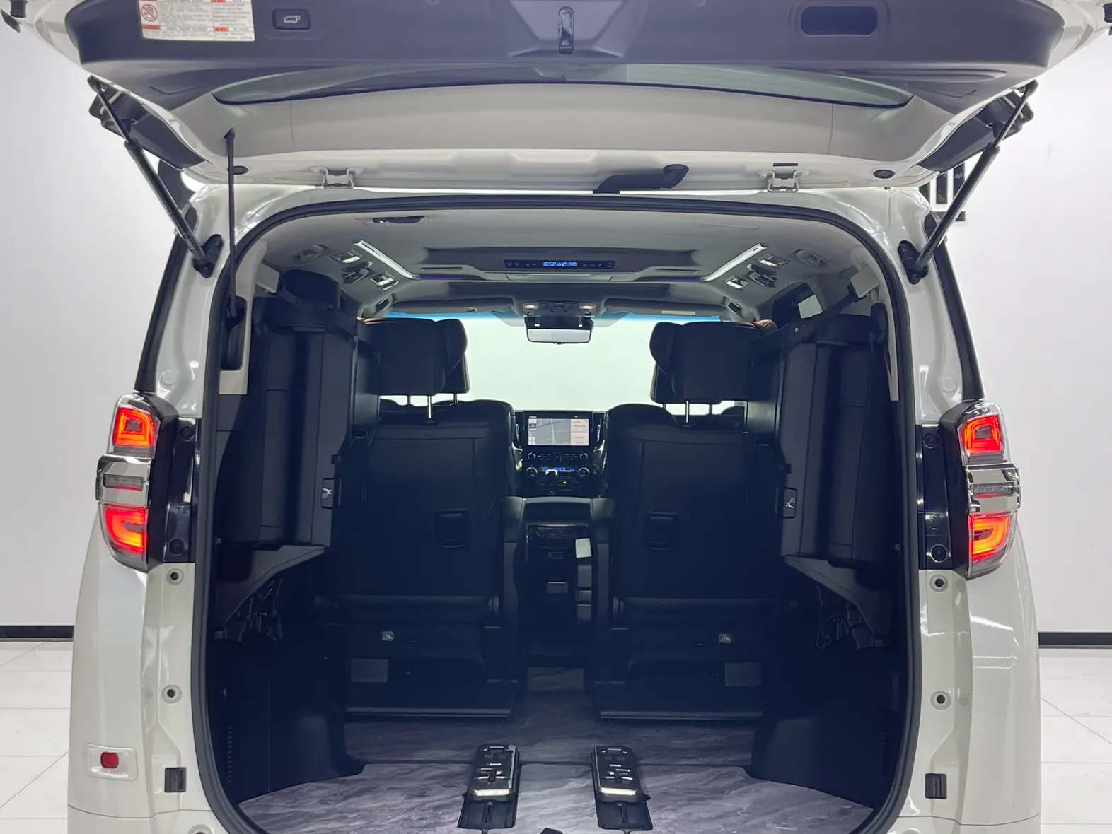 Toyota Vellfire, 2022 3