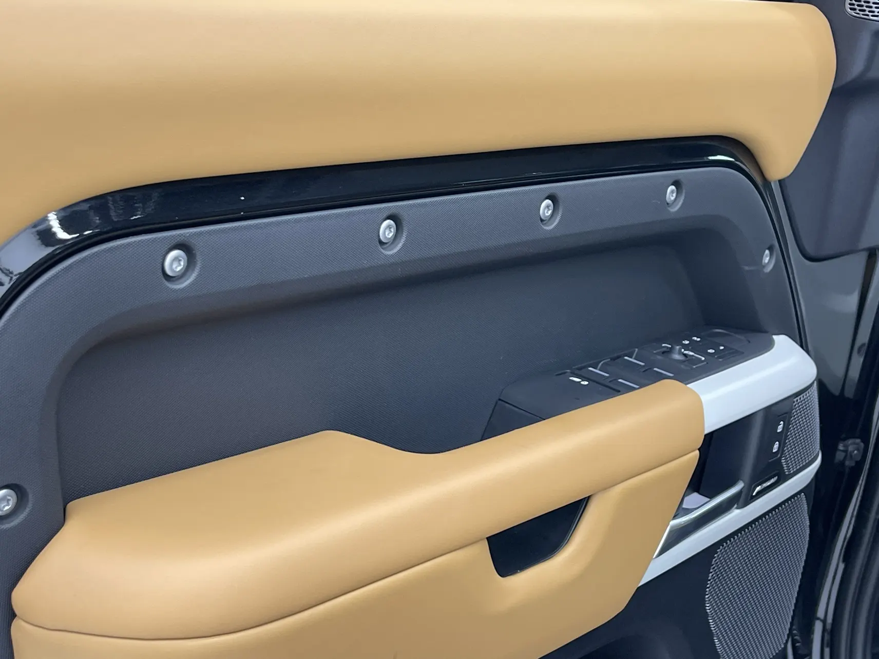 Land Rover Defender, 2024 14