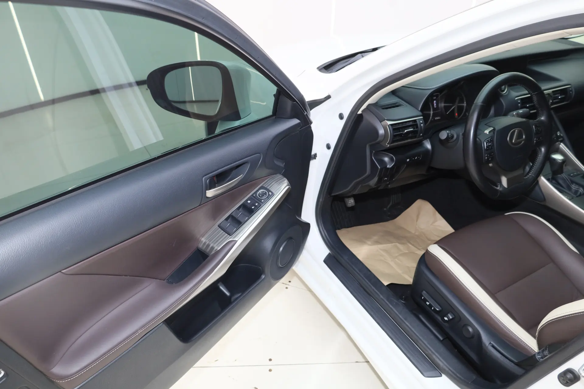Lexus IS 300, 2017 25