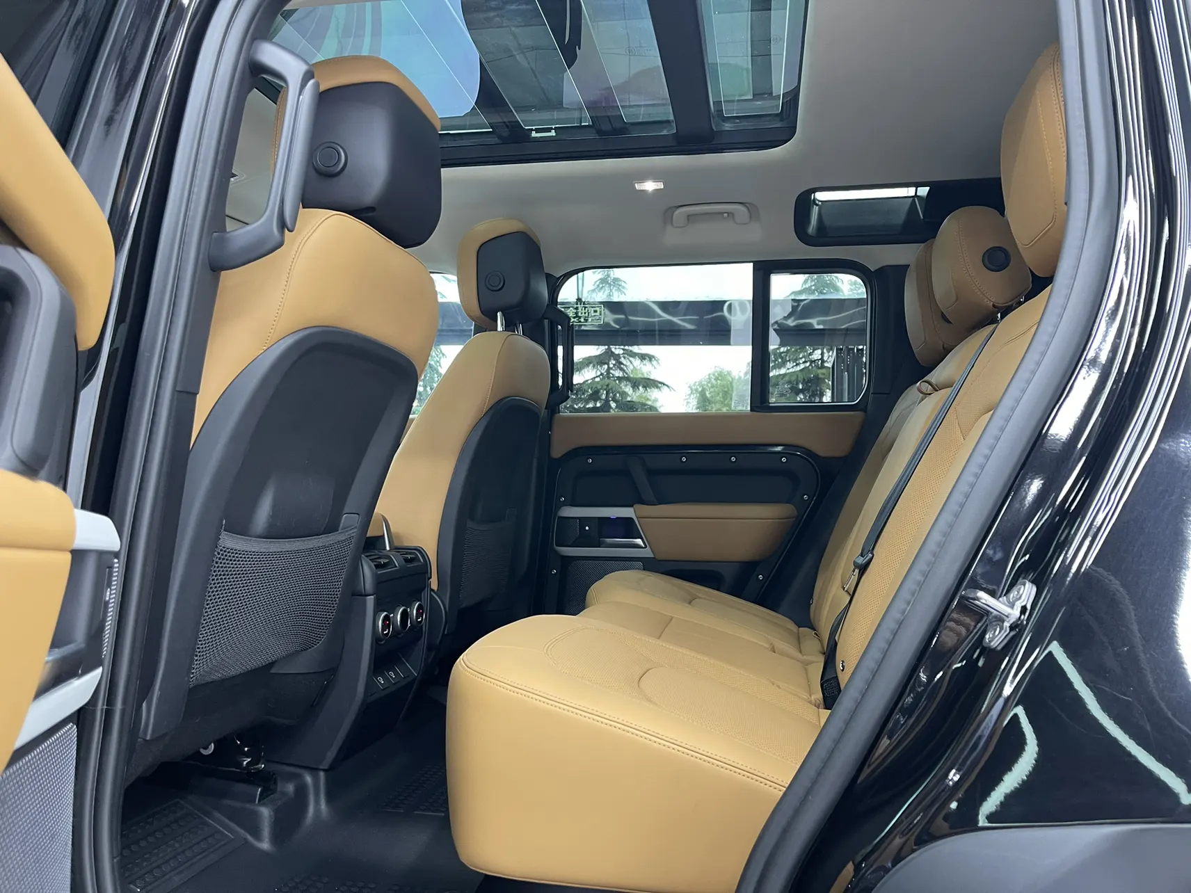 Land Rover Defender, 2024 17
