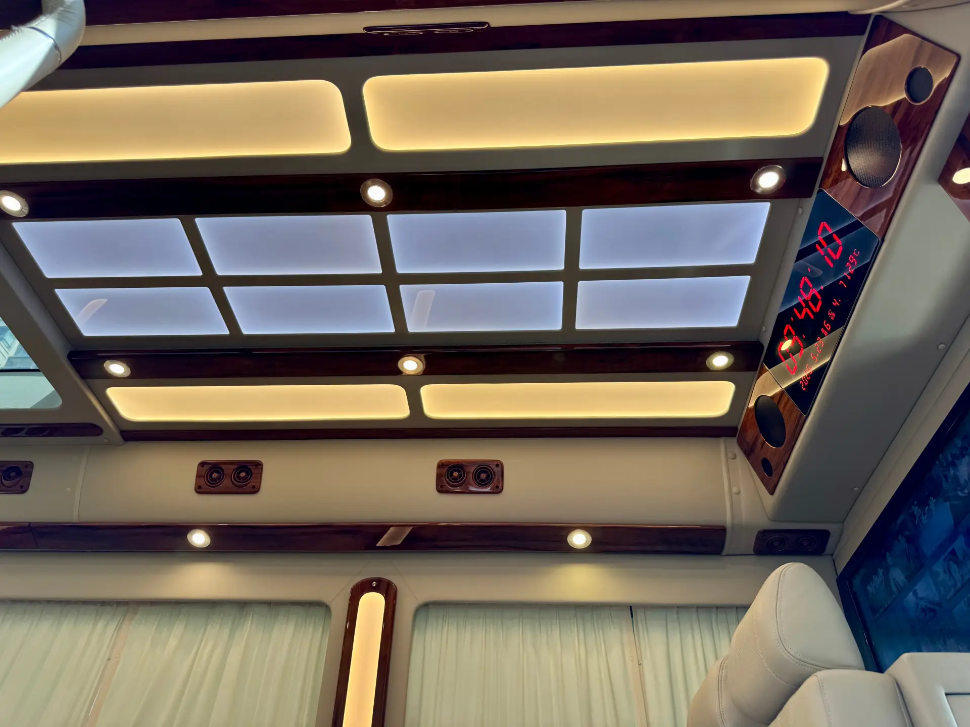 Toyota Coaster, 2024 20