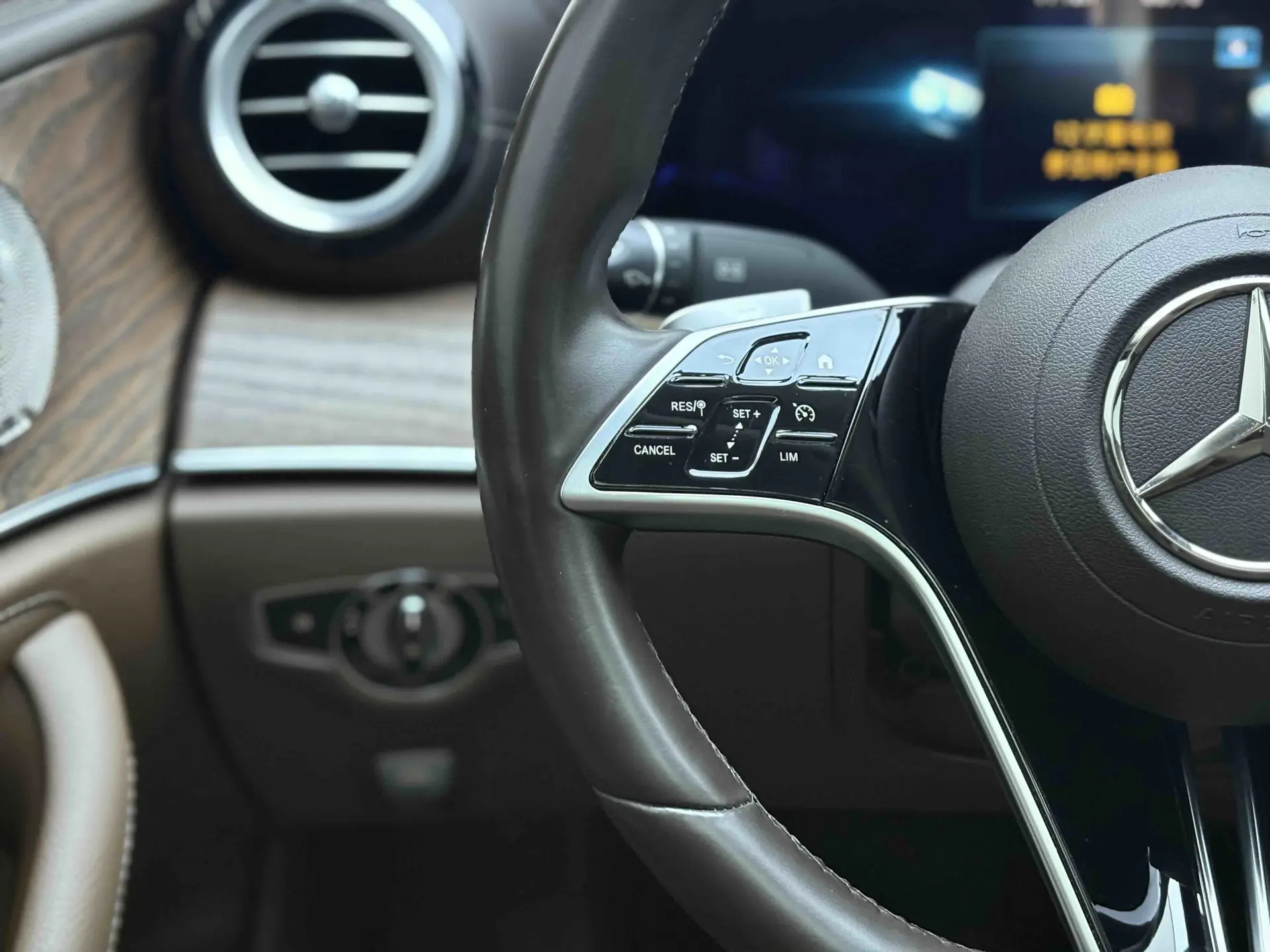Mercedes-Benz E 300 L, 2023 11