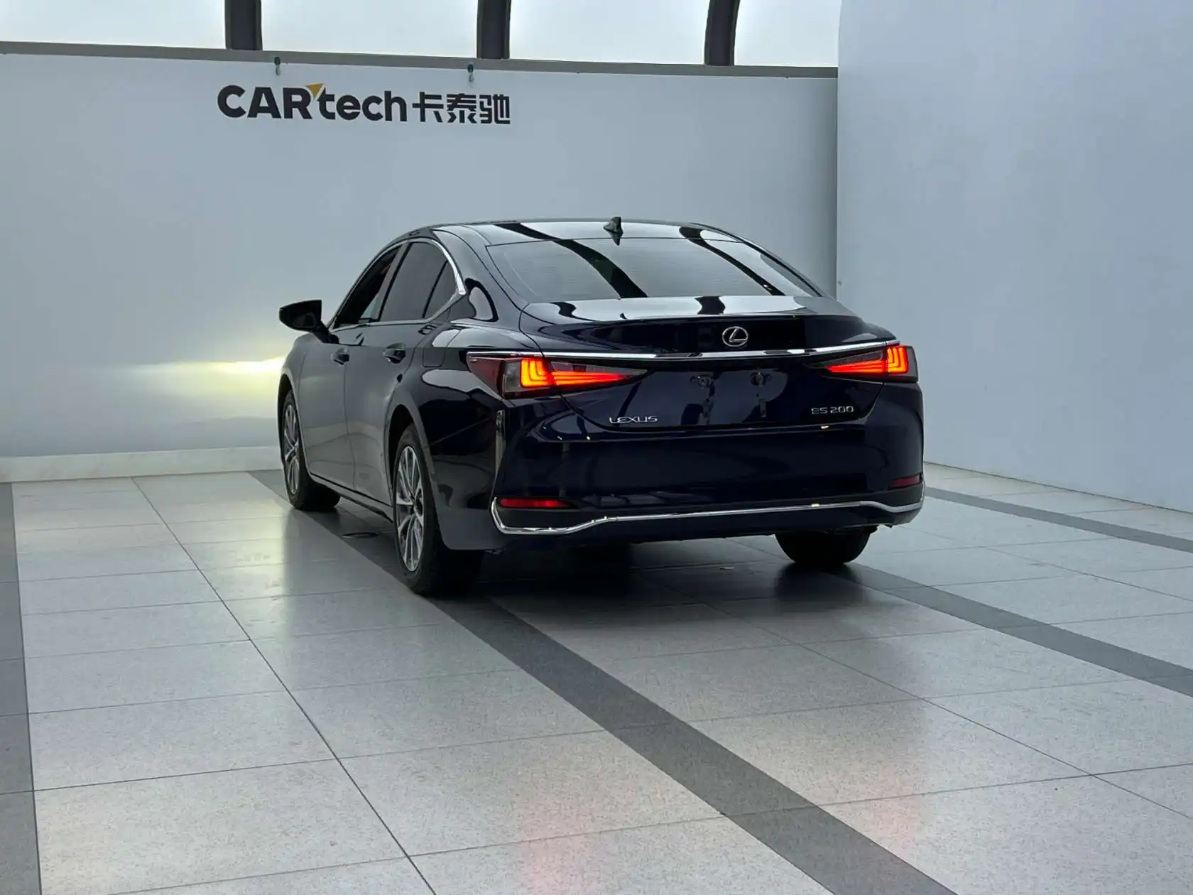 Lexus ES 200, 2024 4