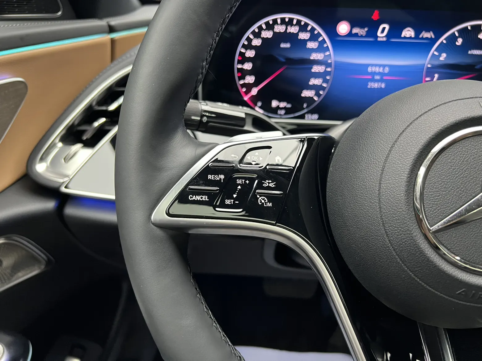 Mercedes-Benz E 300 L, 2024 14