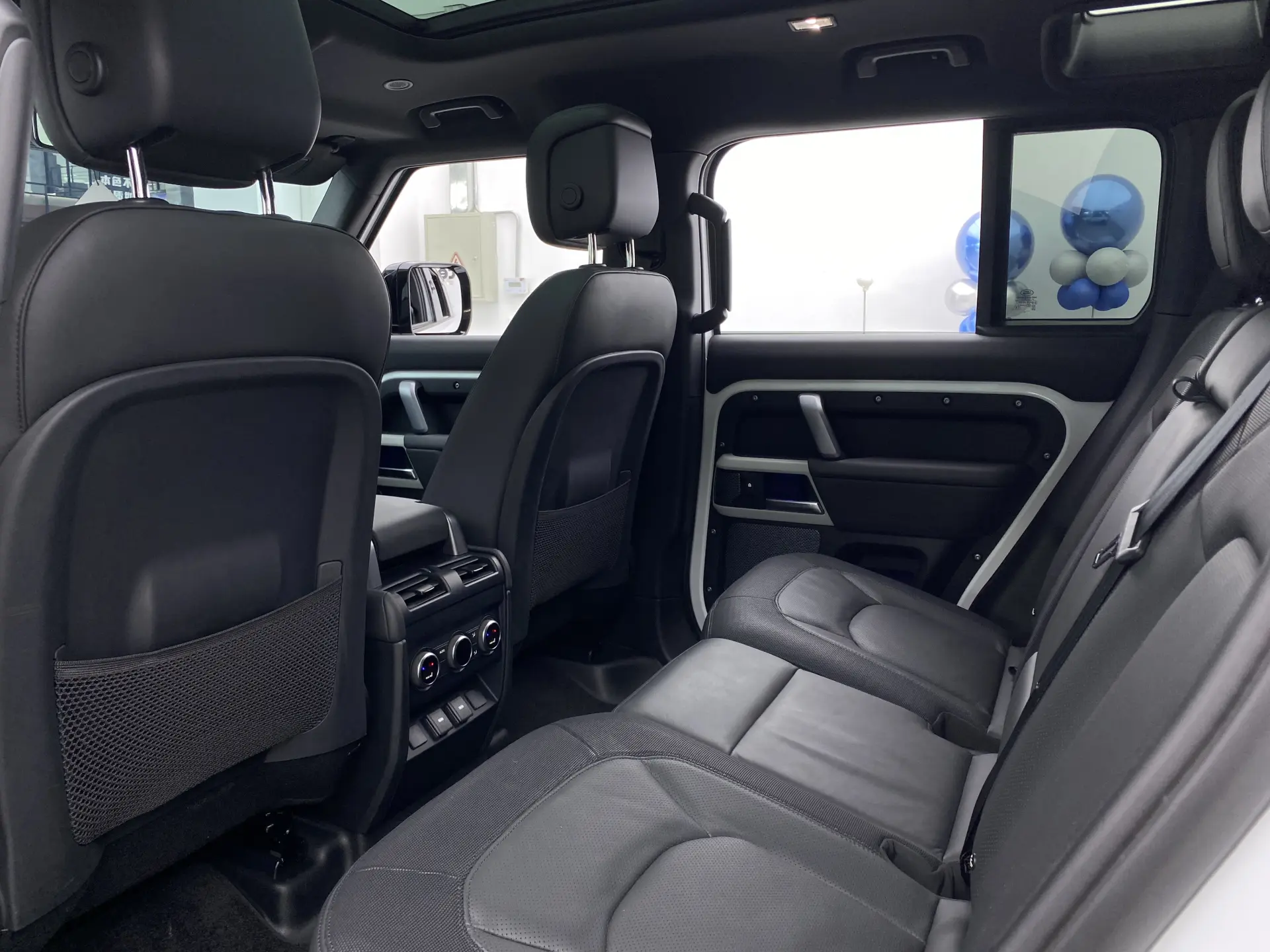 Land Rover Defender, 2024 7