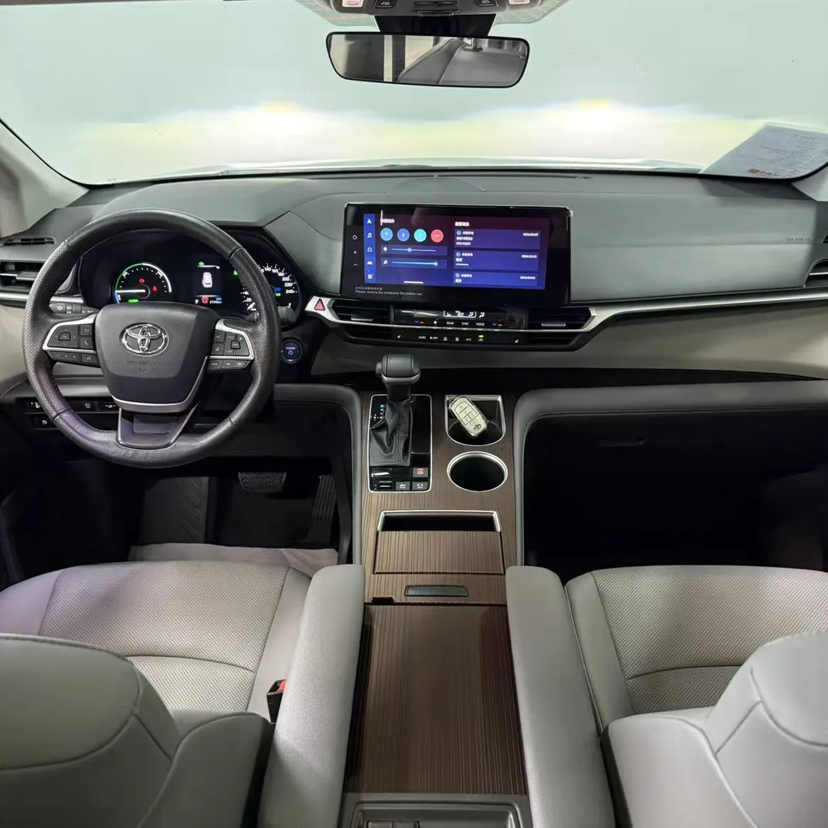 Toyota Granvia, 2023 10