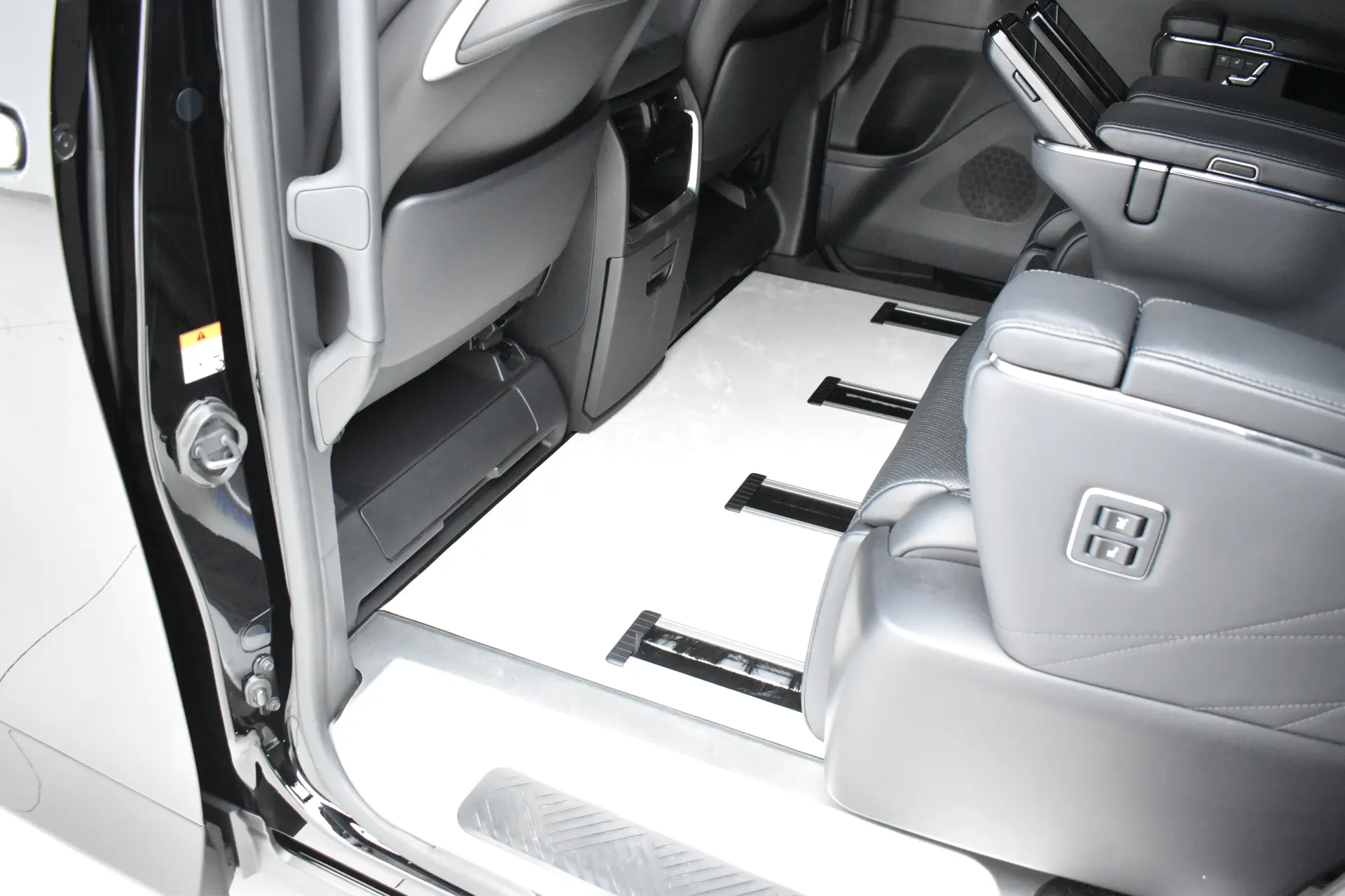 Toyota Vellfire, 2024 10