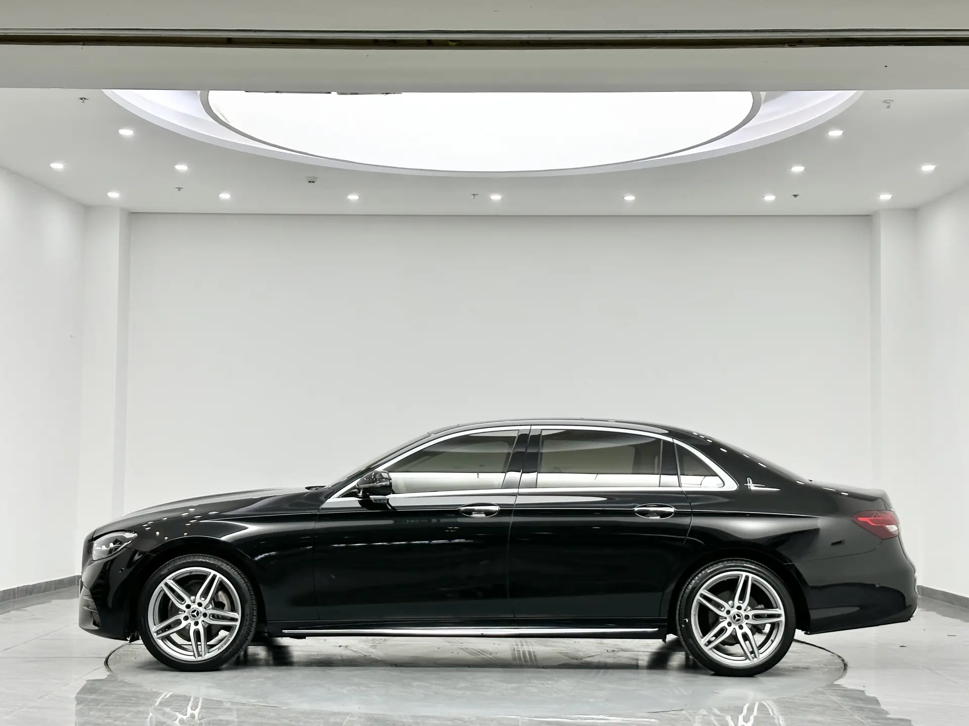 Mercedes-Benz E 300 L, 2022 13