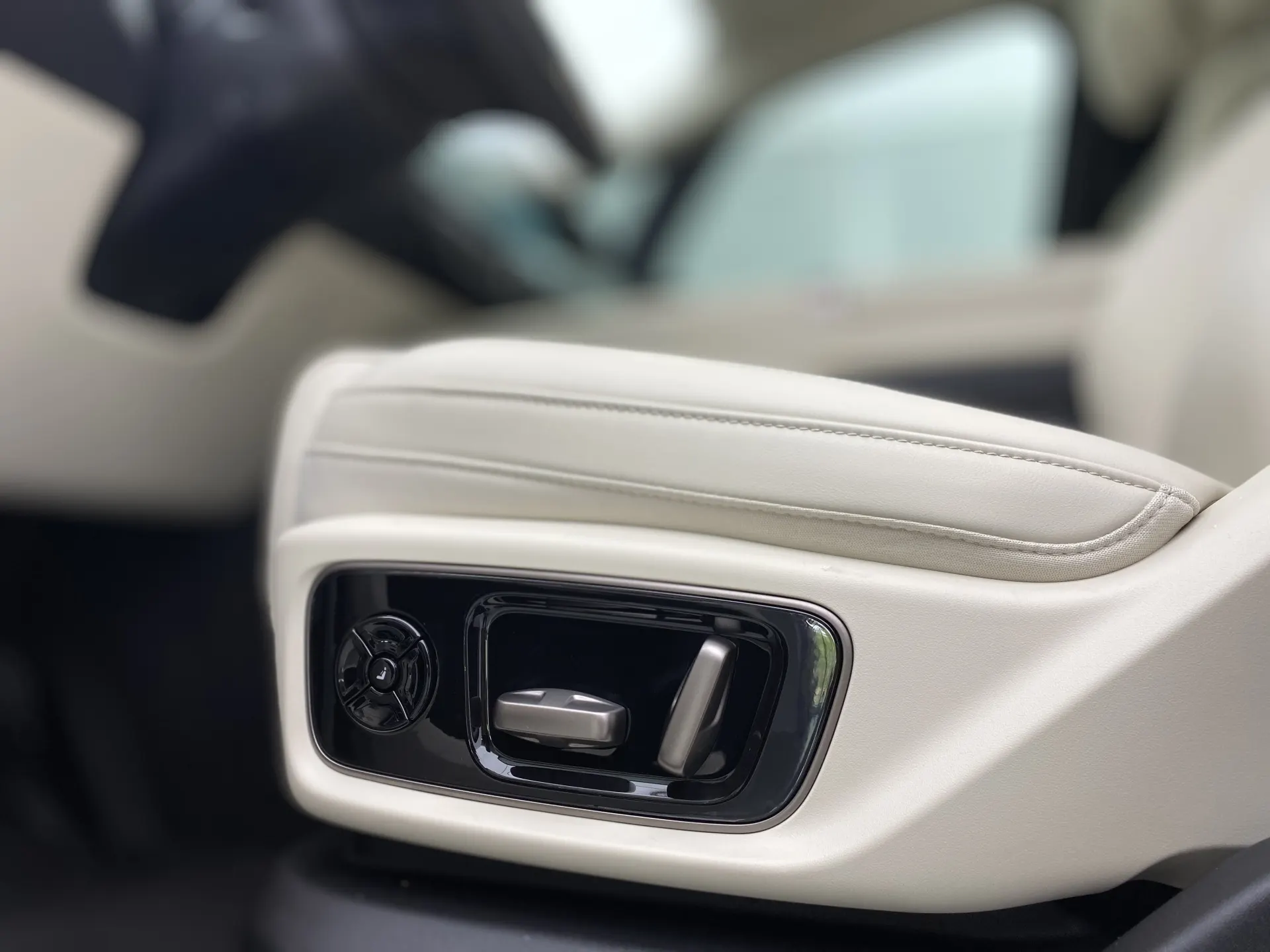 Li Auto MEGA, 2025 29