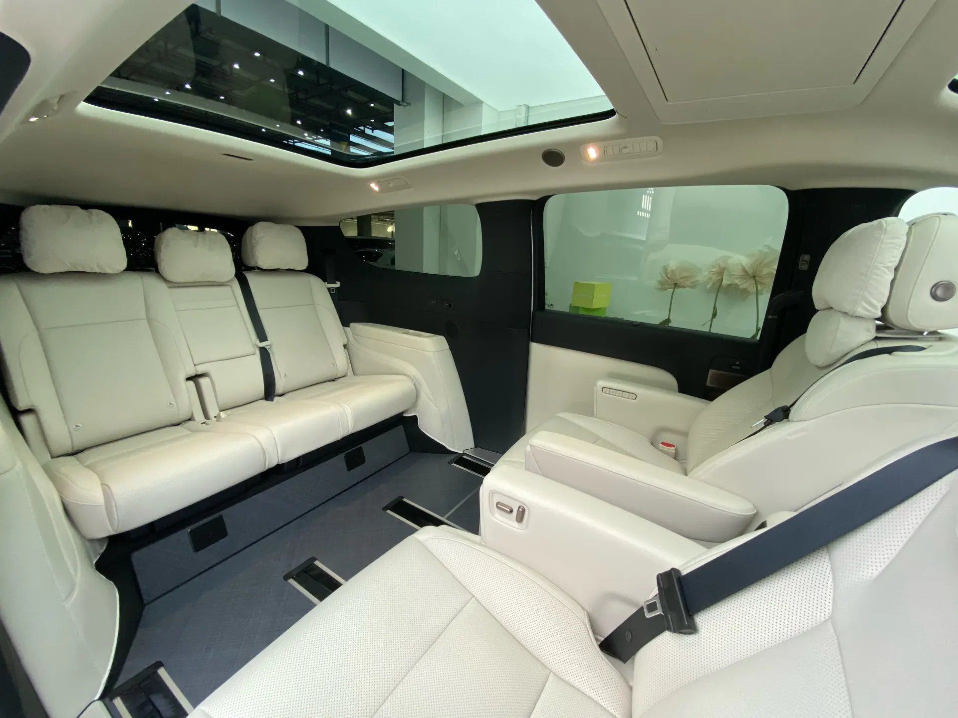 Li Auto MEGA, 2025 37