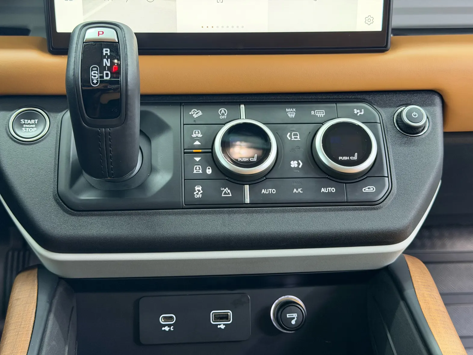 Land Rover Defender, 2023 16