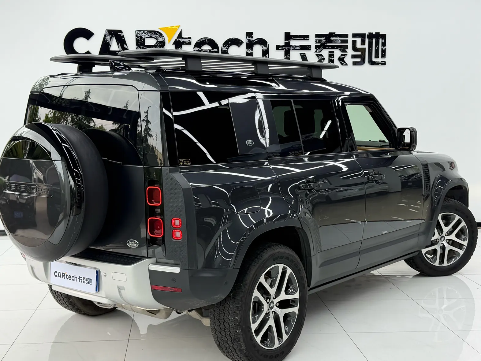 Land Rover Defender, 2023 3